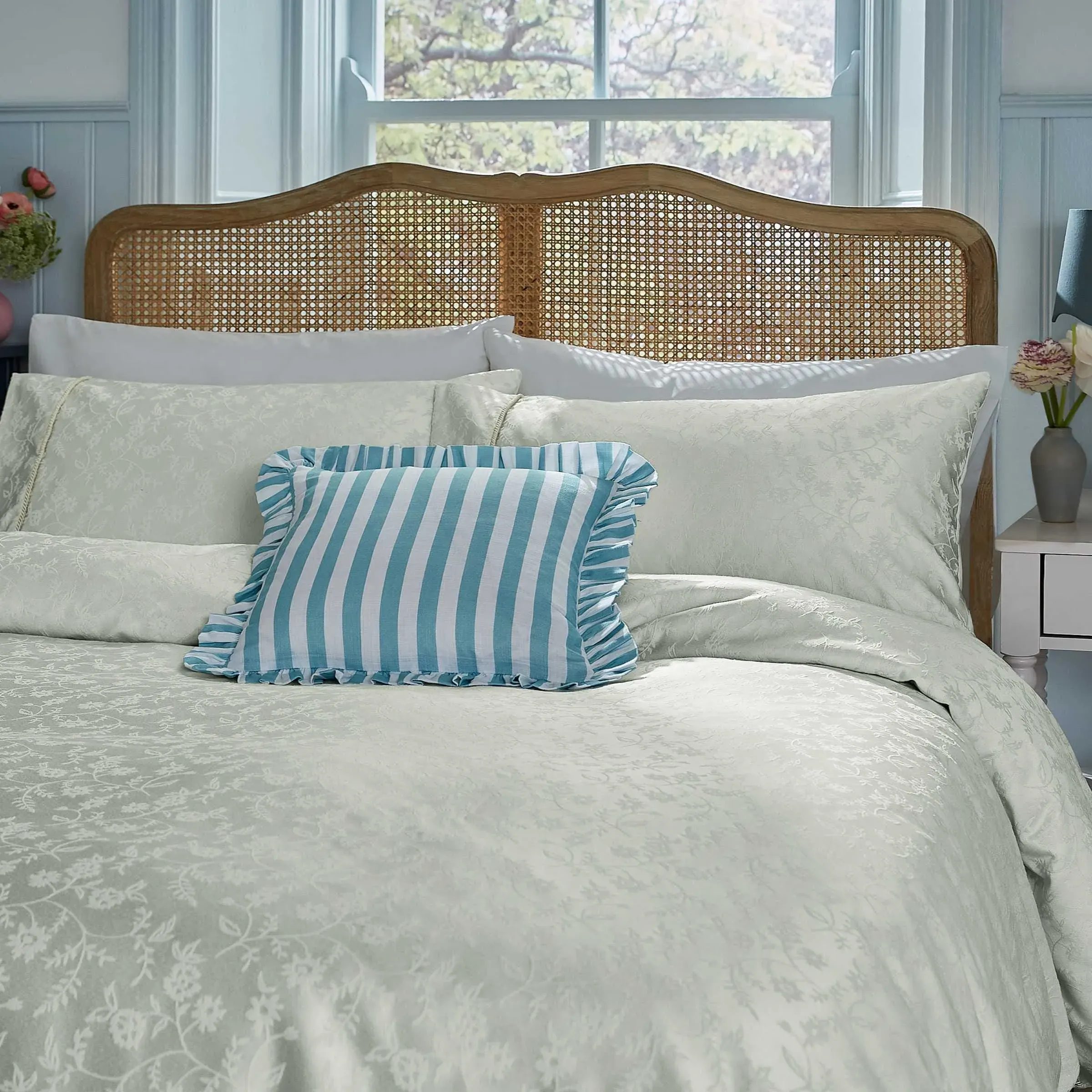 Floral Trail Jacquard Single Duvet Cover Set - Ivory product