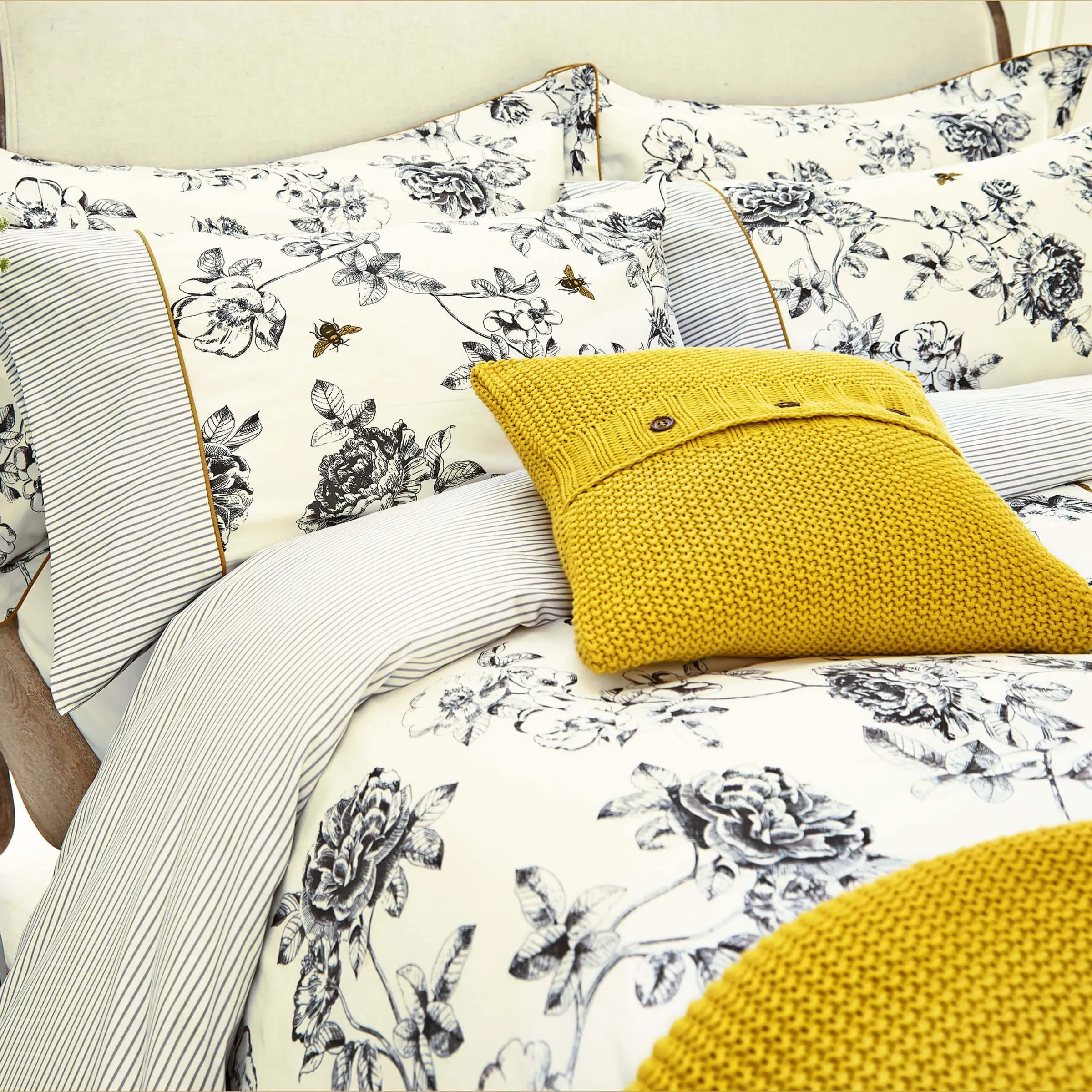 Super King Duvet Cover with Floral Print - Cream