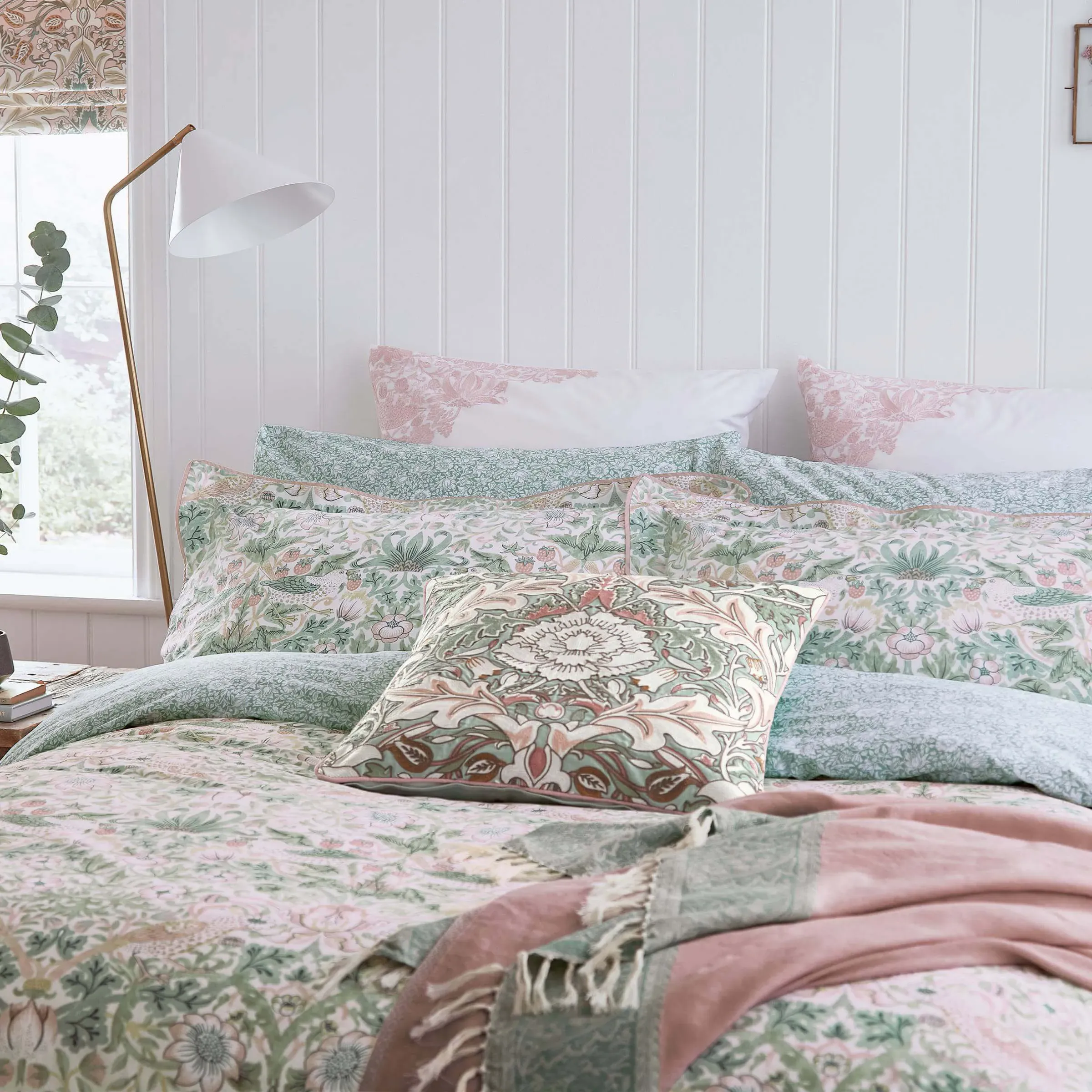 Square Pillowcase with Embroidered Pattern - Pink