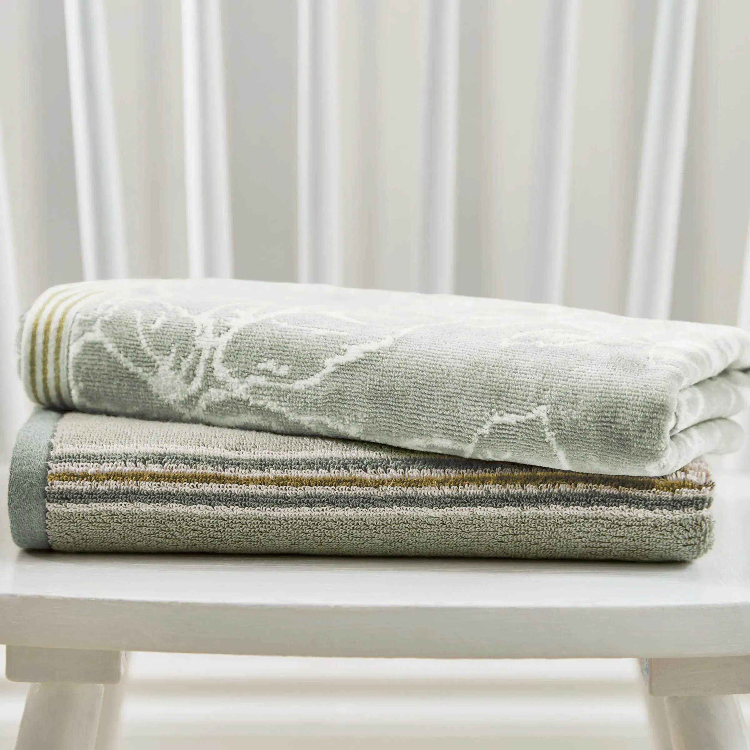 Bath Towel with Floral Motif - Silver, Cotton