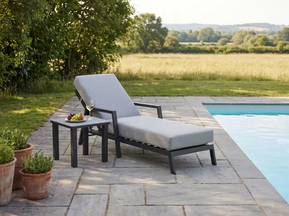 Lyon Lounger with Side Table - Anthracite, Aluminium product