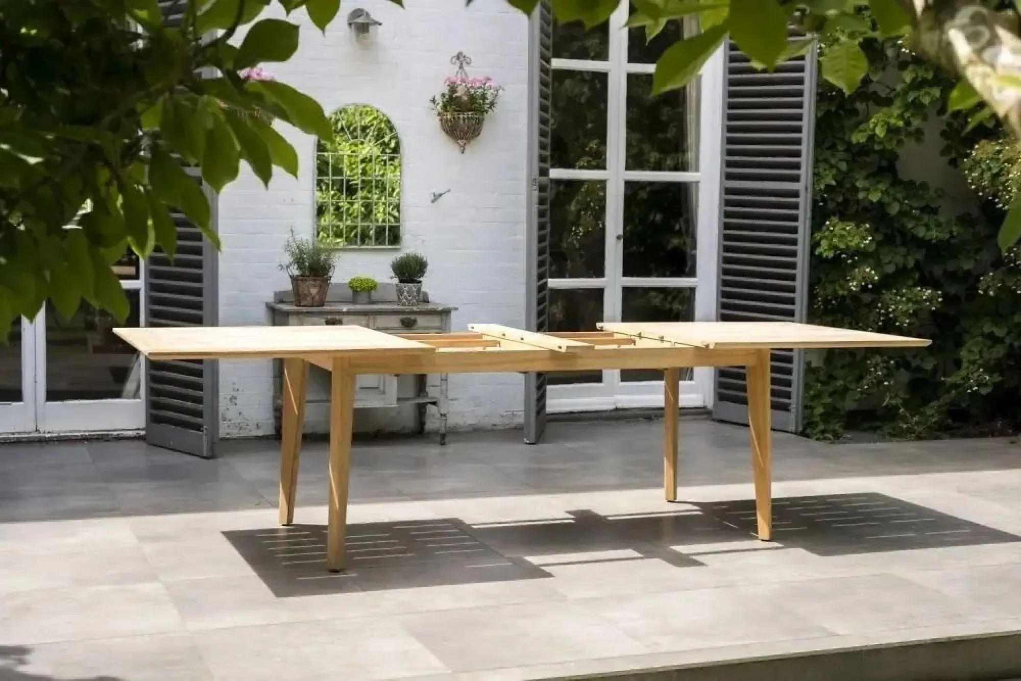 Roble Extendable Garden Dining Table - Light Yellow