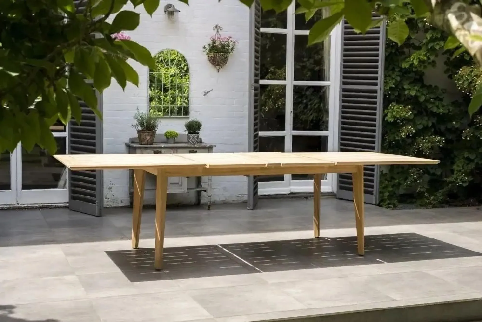 Roble Extendable Garden Dining Table - Light Yellow