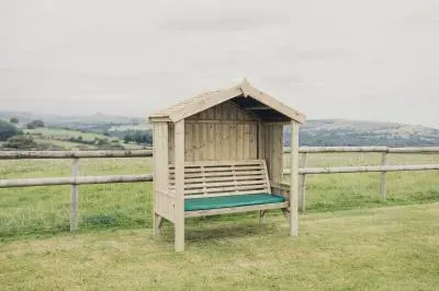Cottage Redwood 3-Seater Garden Arbour - Ivory