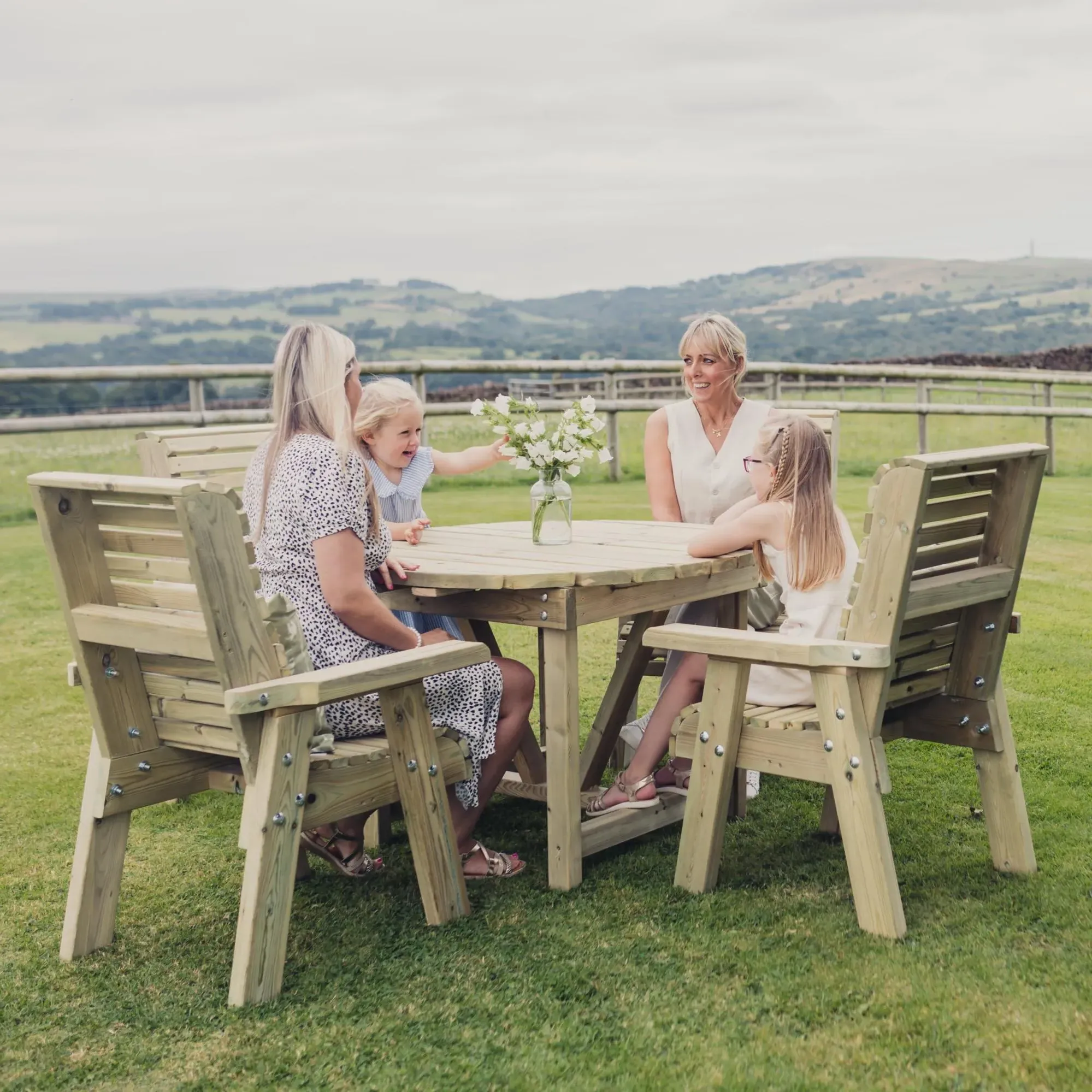 Ergo Timber 4-Seater Round Garden Dining Set