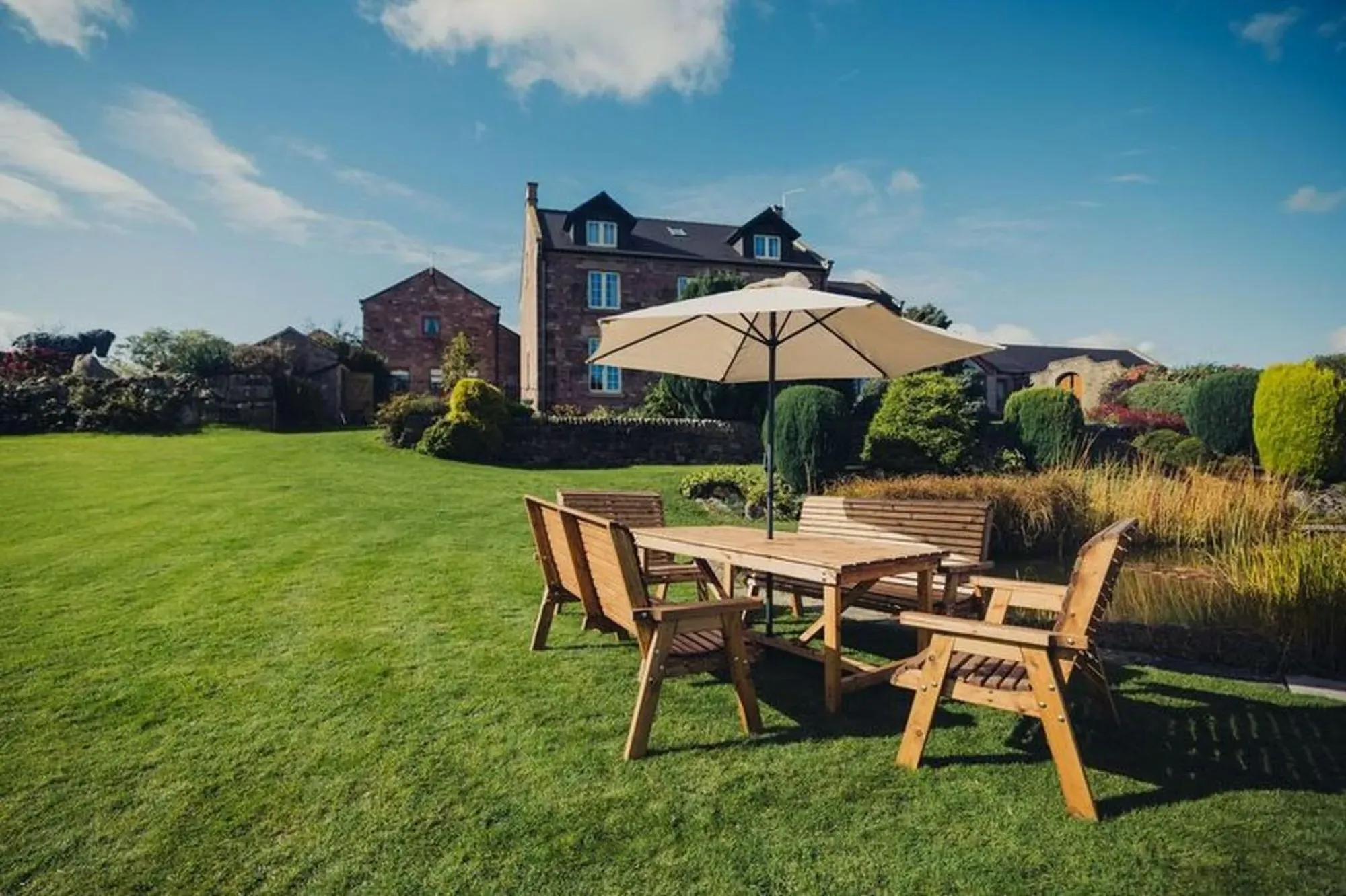 Redwood 10 Seater Garden Dining Set - Brown