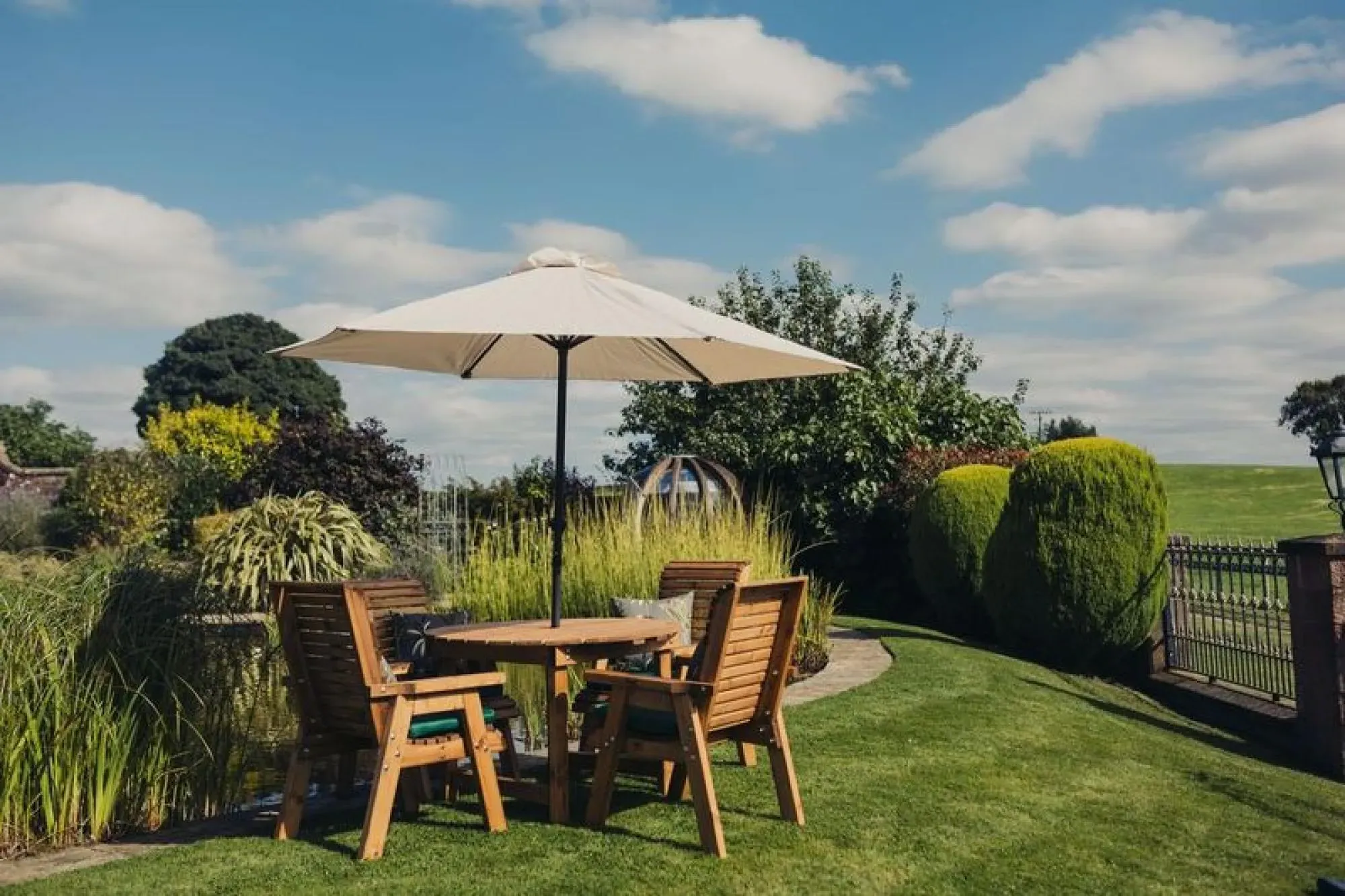 Redwood 4-Seater Round Garden Dining Set - Brown