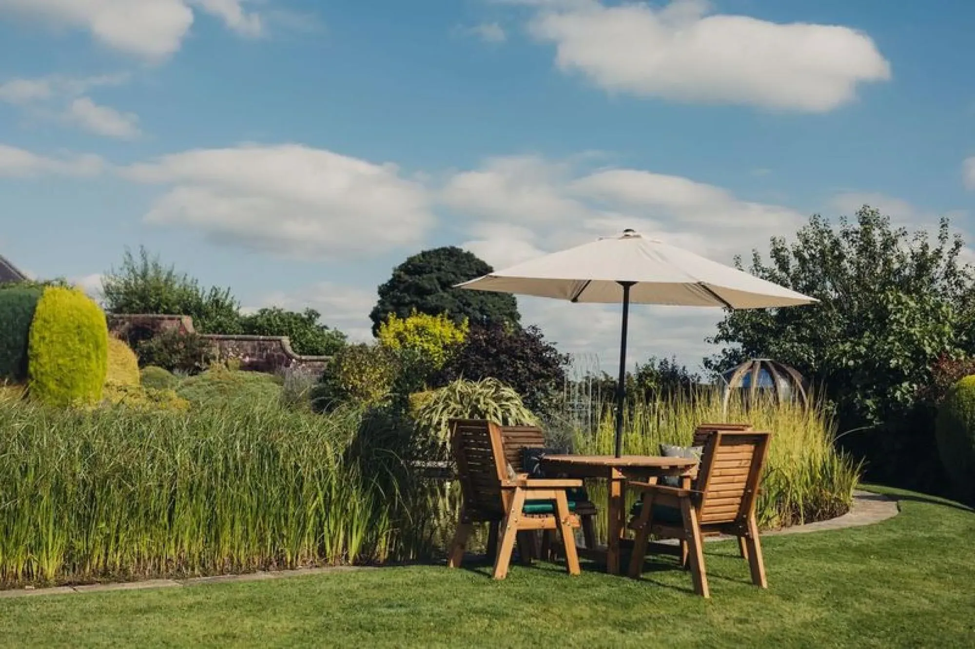 Redwood 4-Seater Round Garden Dining Set - Brown