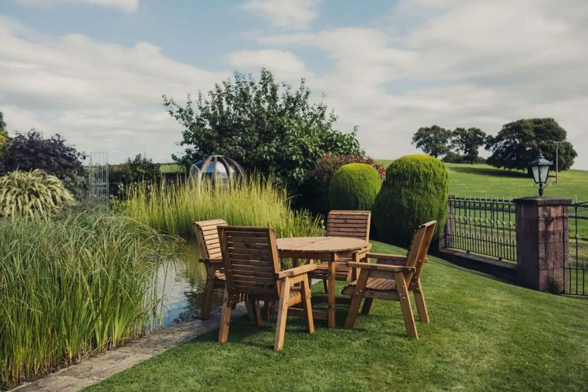 Redwood 4-Seater Round Garden Dining Set - Brown