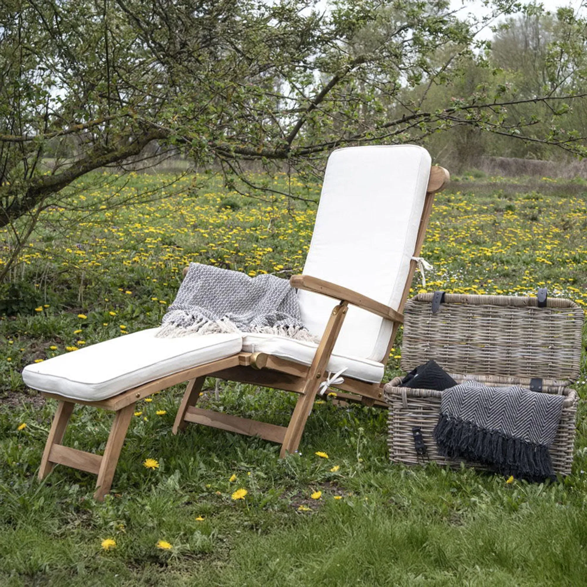 Arrecife Large Garden Deck Chair - White, Teak