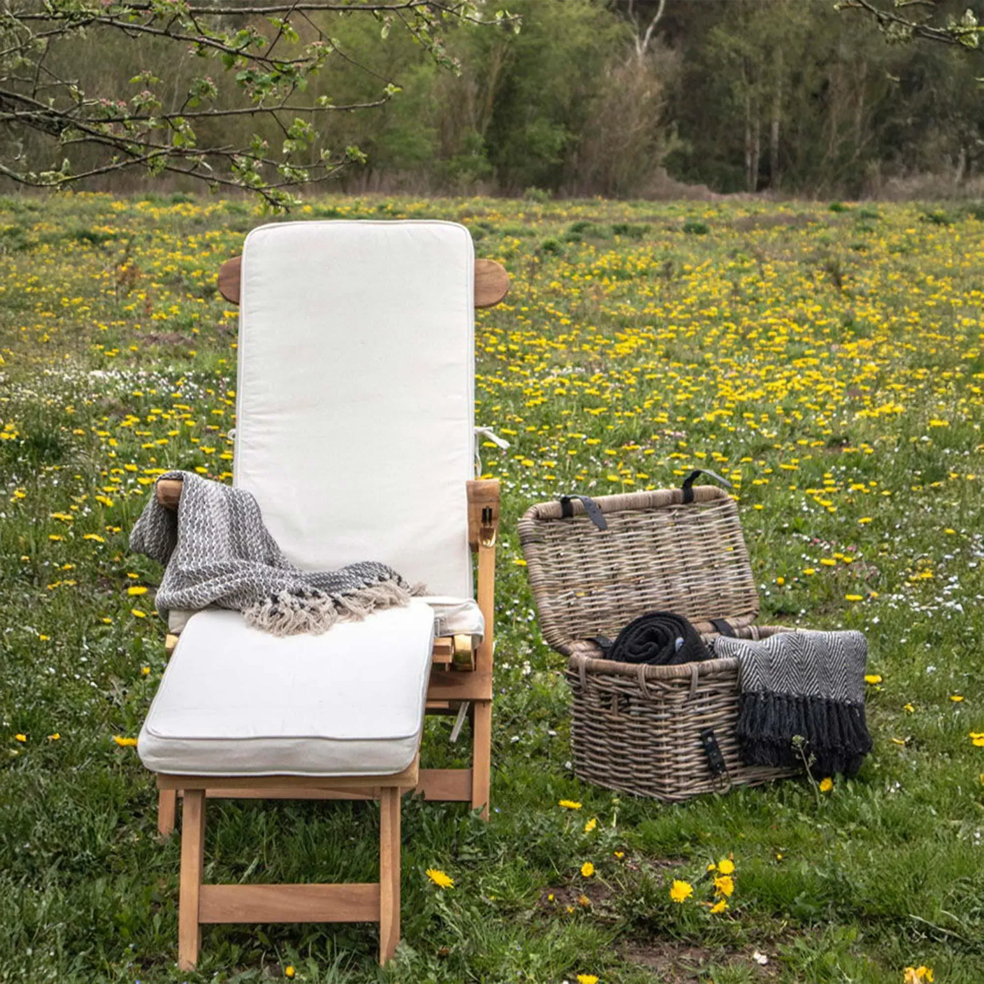 Arrecife Large Garden Deck Chair - White, Teak