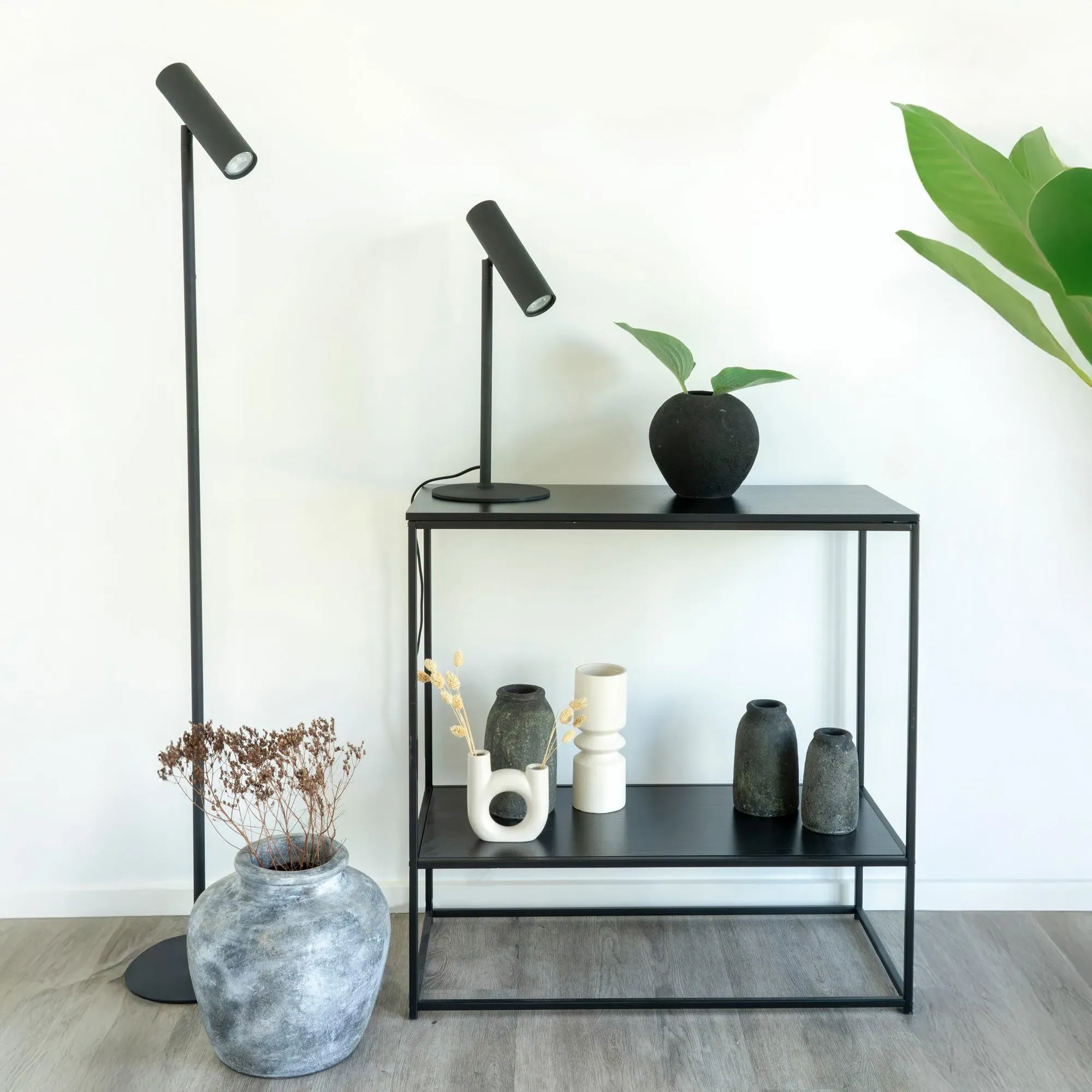 Yacolt Floor Lamp - Black, Metal
