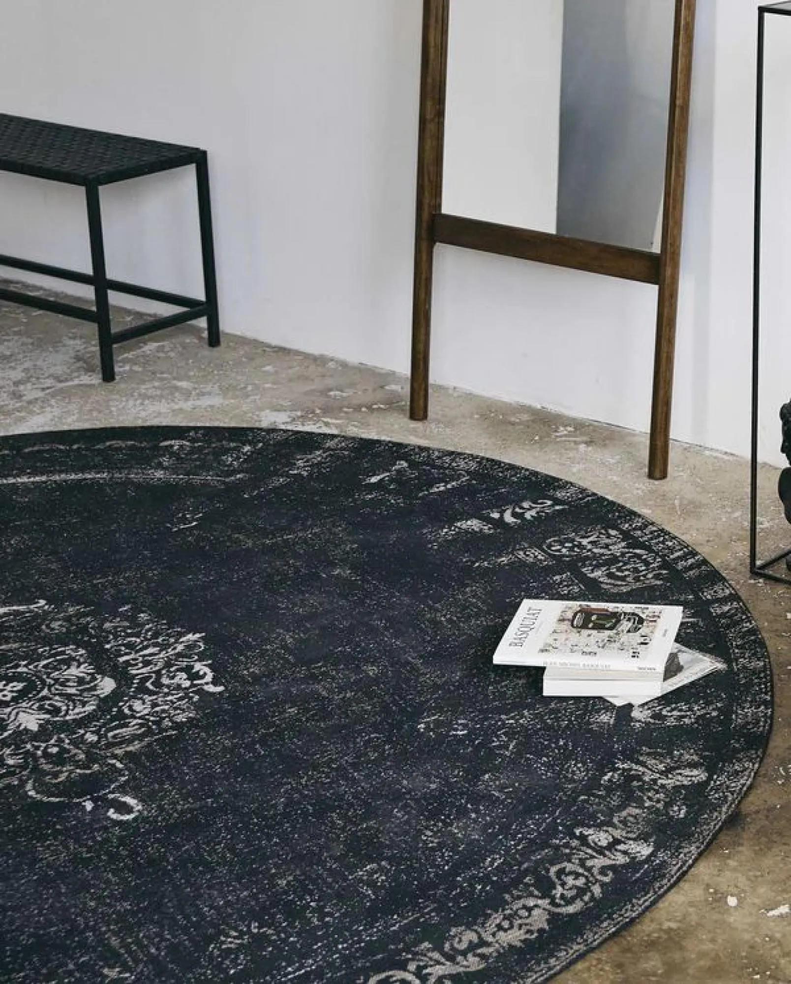 Grand Round Rug - Black