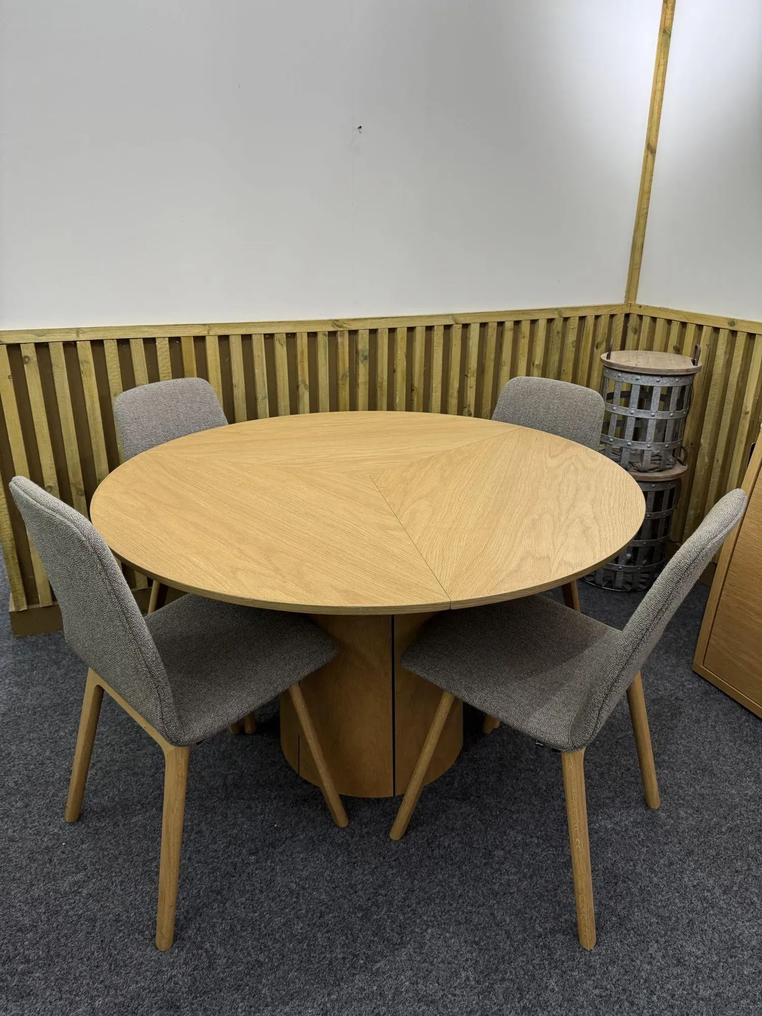 SM33 Round Dining Set Extendable with SM92 Chairs - Oak