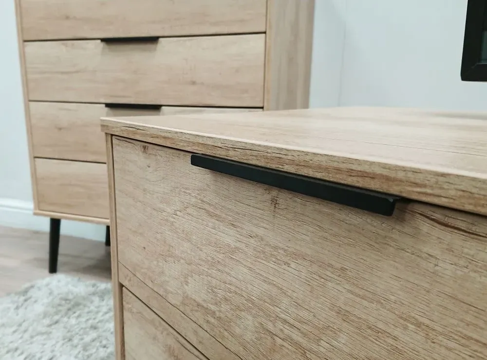 Hong Kong 3 Drawer Midi Chest with Hairpin Legs - Oak