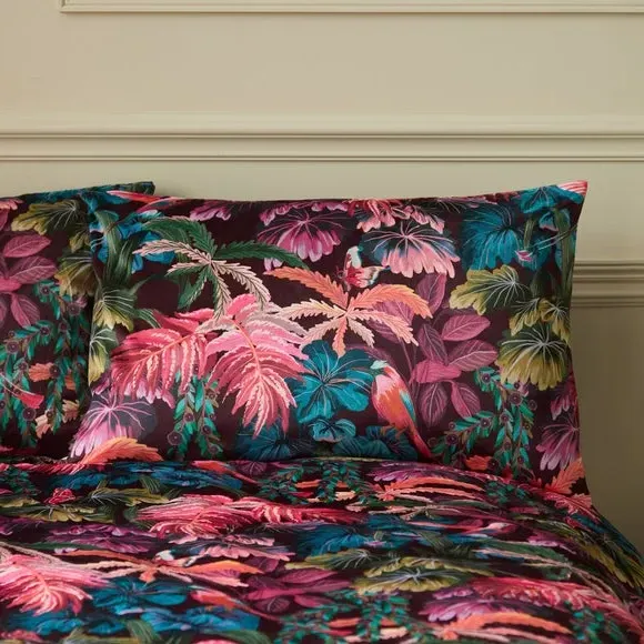 Hummingbird Oasis Duvet Cover & Pillowcase Set - Multicolor alternate view