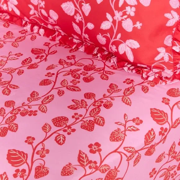 Strawberry Patch Set of 2 Fitted Sheets - Pink, Polycotton product
