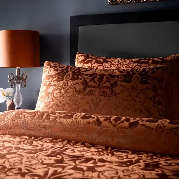 Duvet Cover Set with Pillowcases - Red, Velvet alternate view