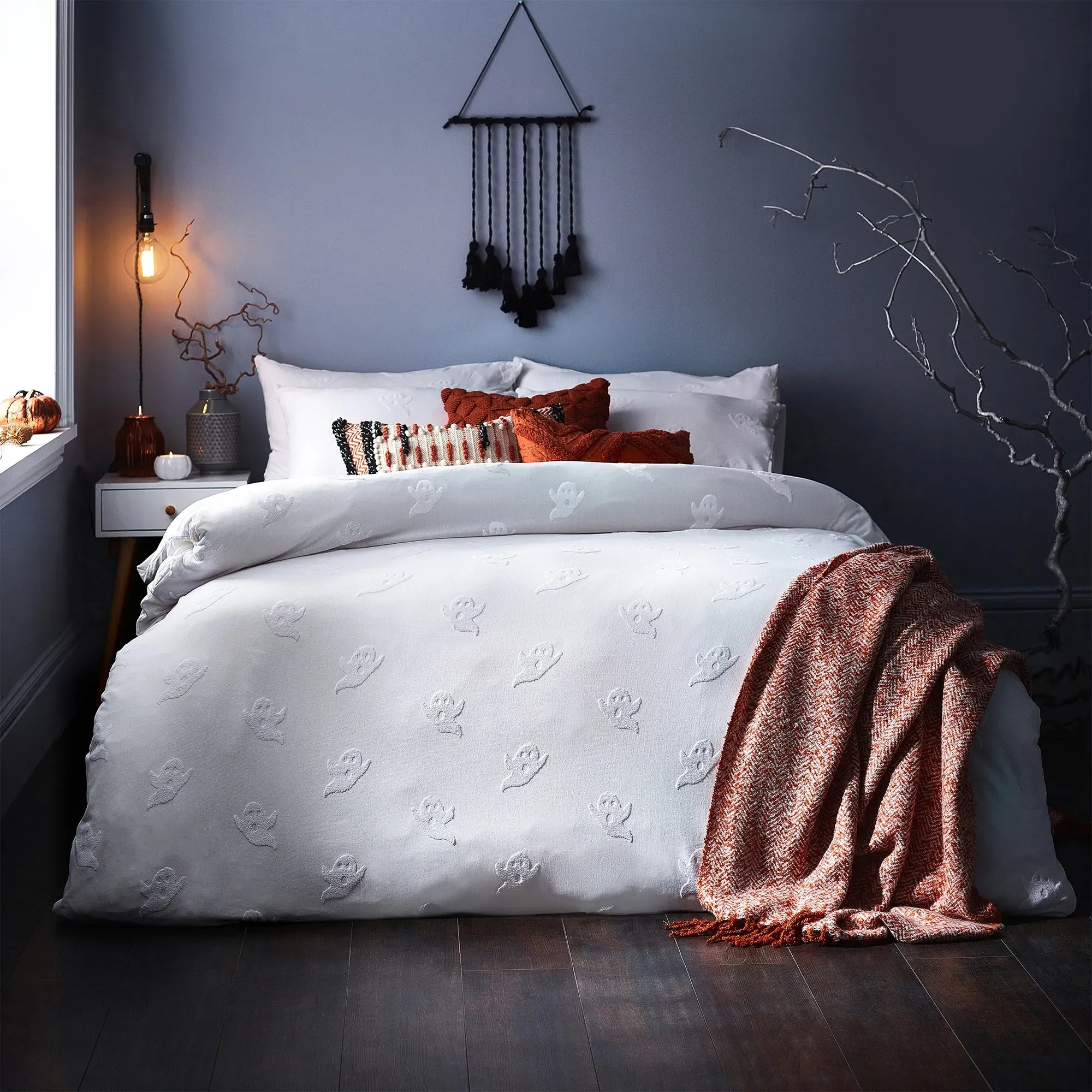 the-linen-yard-ghost-tufted-100-cotton-duvet-cover-and-pillowcase-set-white image