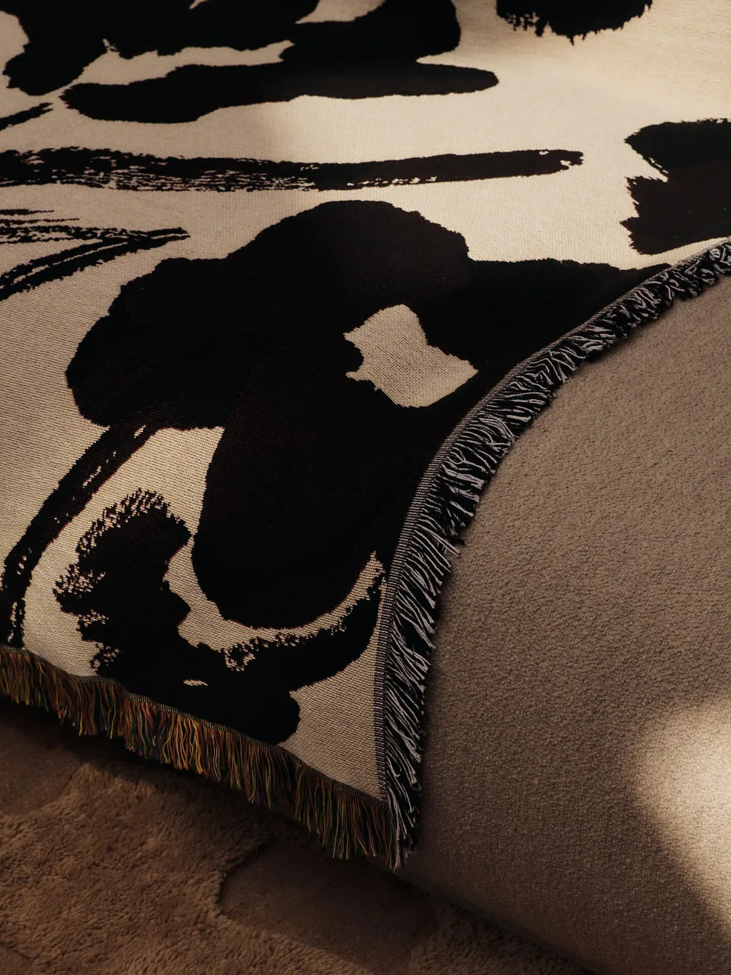 Cilla Tapestry Blanket - Off-White/Dark Grape