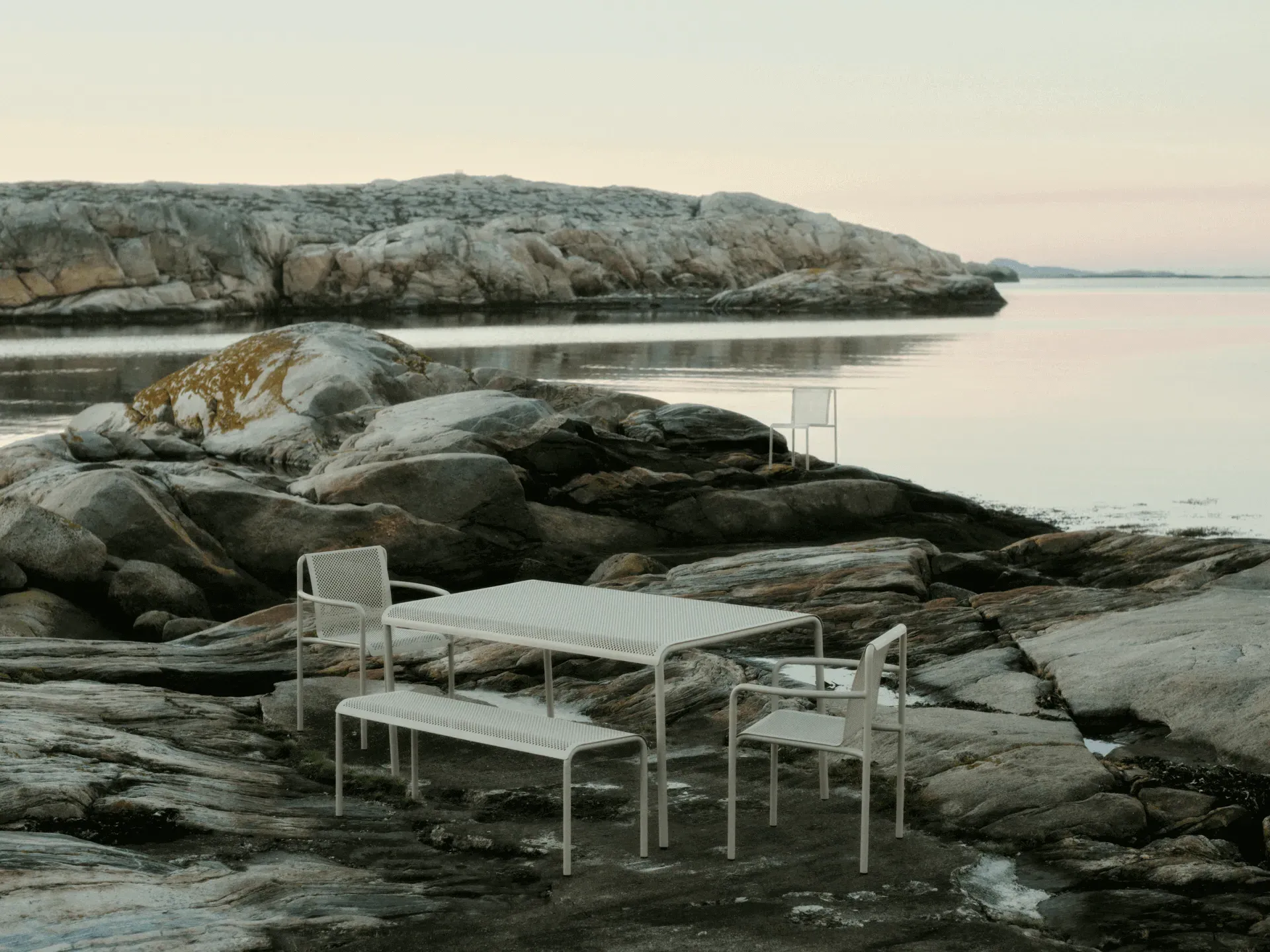 Dapple Bench - Cashmere