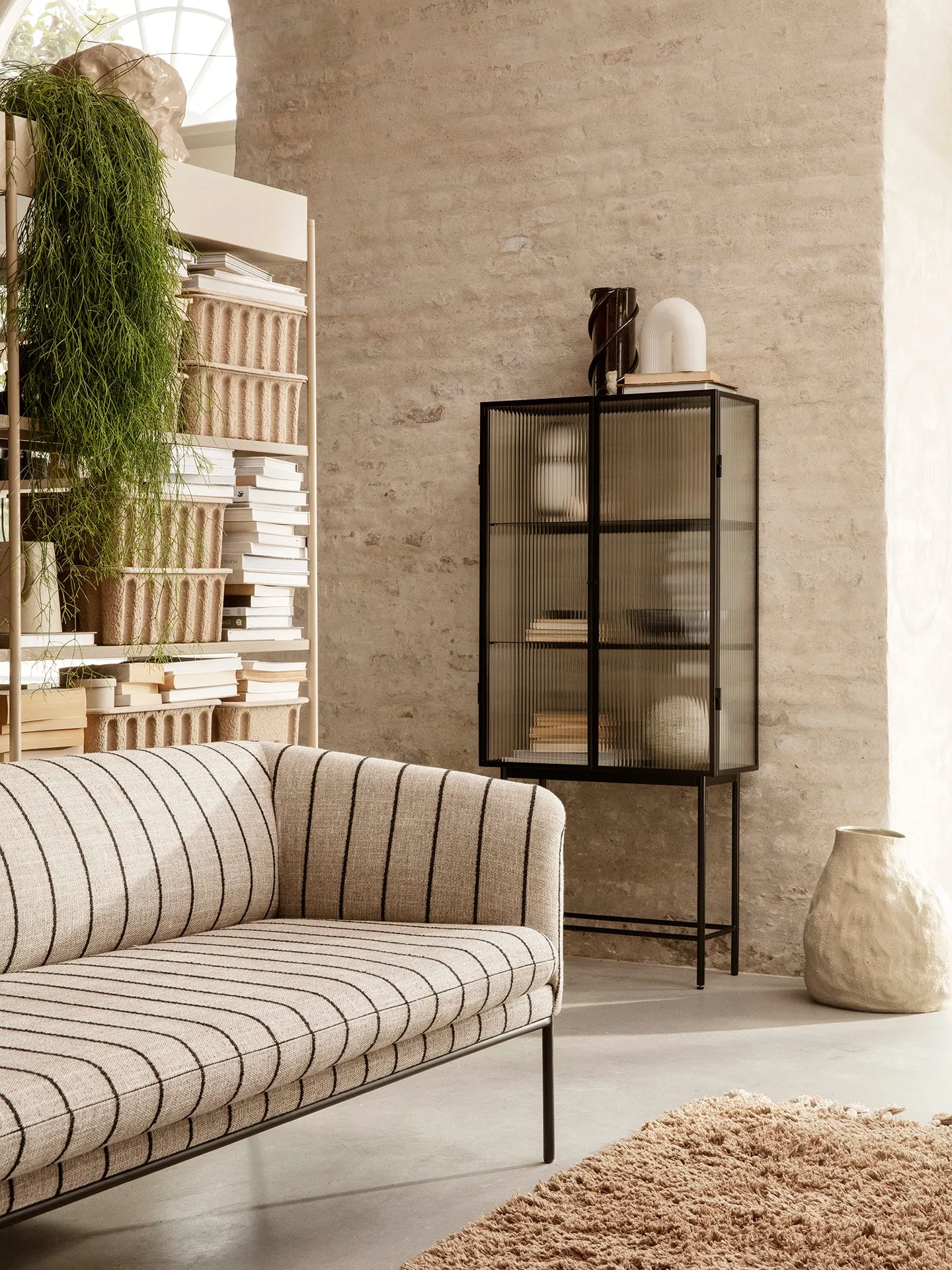 Haze Vitrine - Reeded Glass - Black