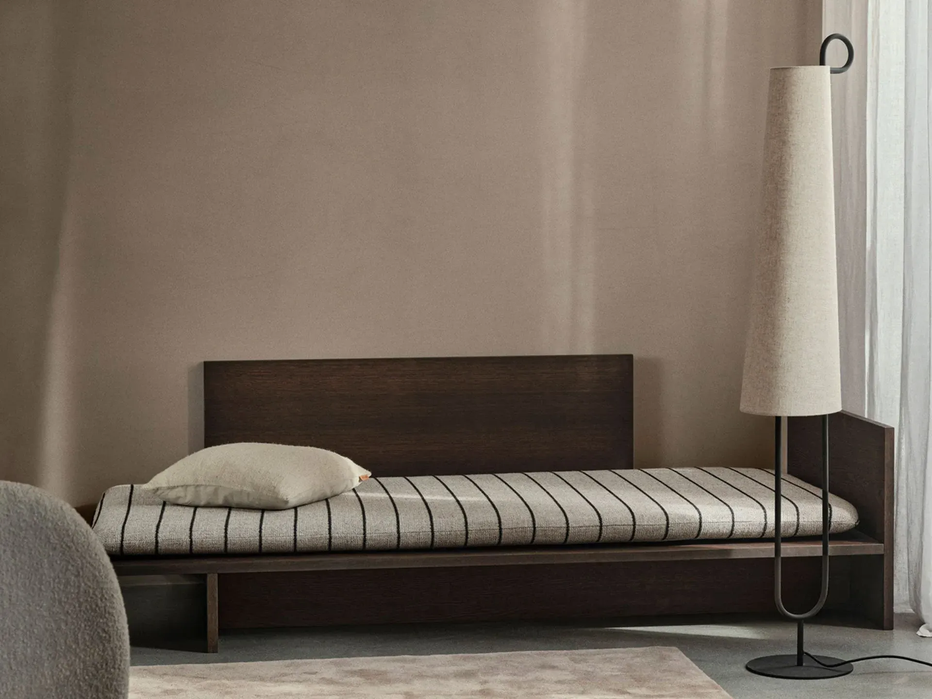 Kona Daybed - Dark Stained Oak