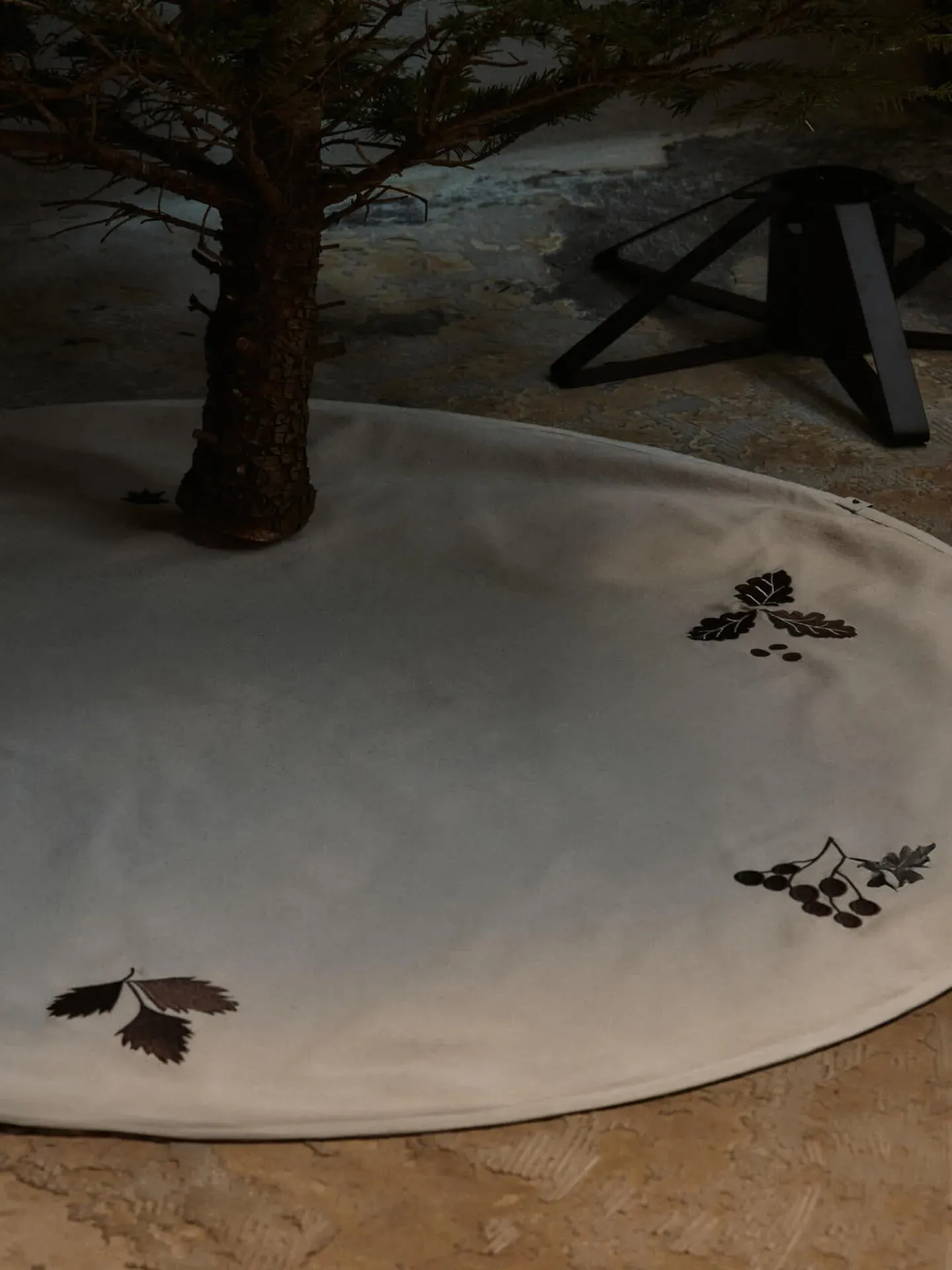 Oak Round Christmas Tree Blanket - Natural