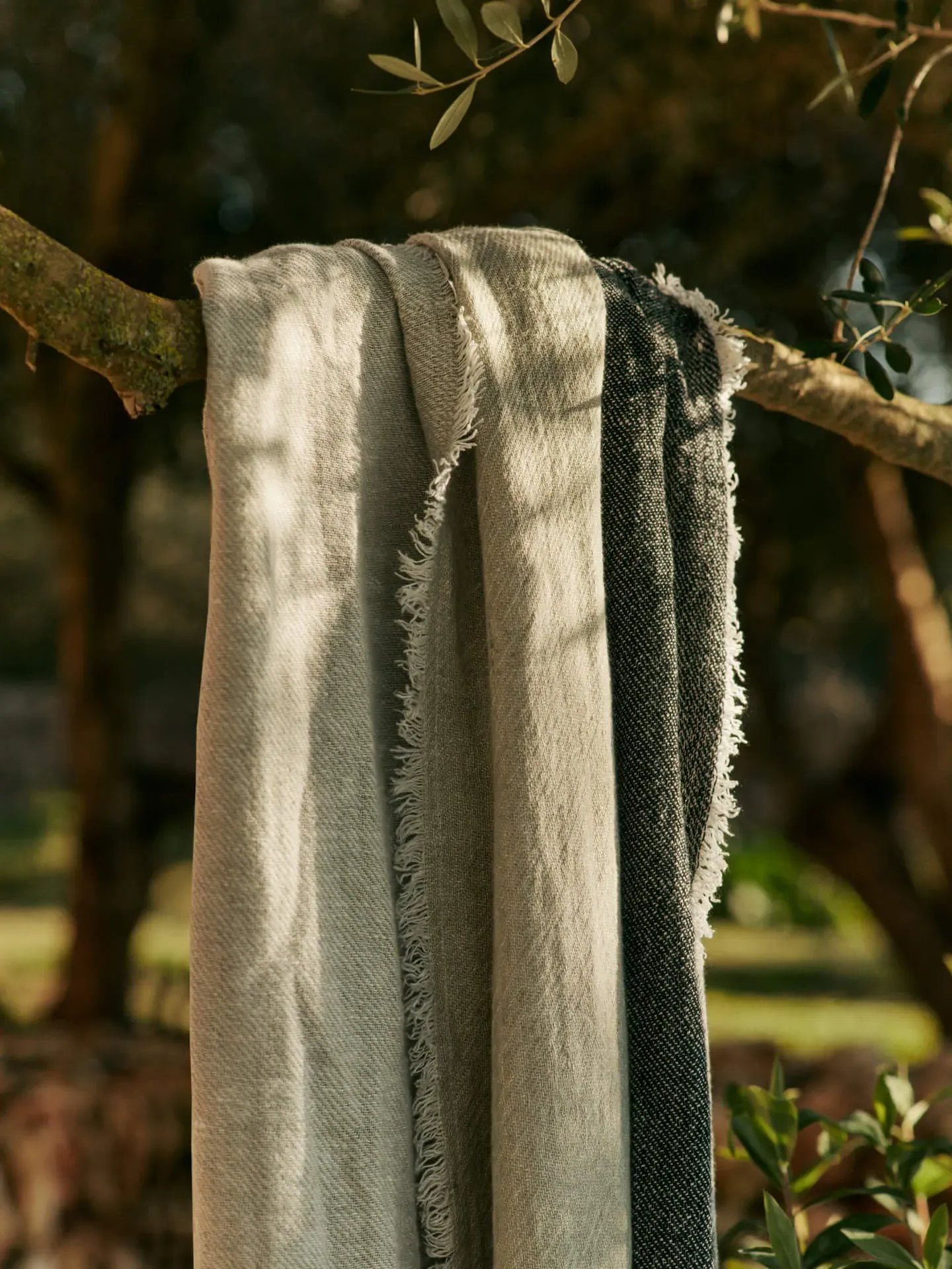 Pila Linen Throw - Black/Elm Green