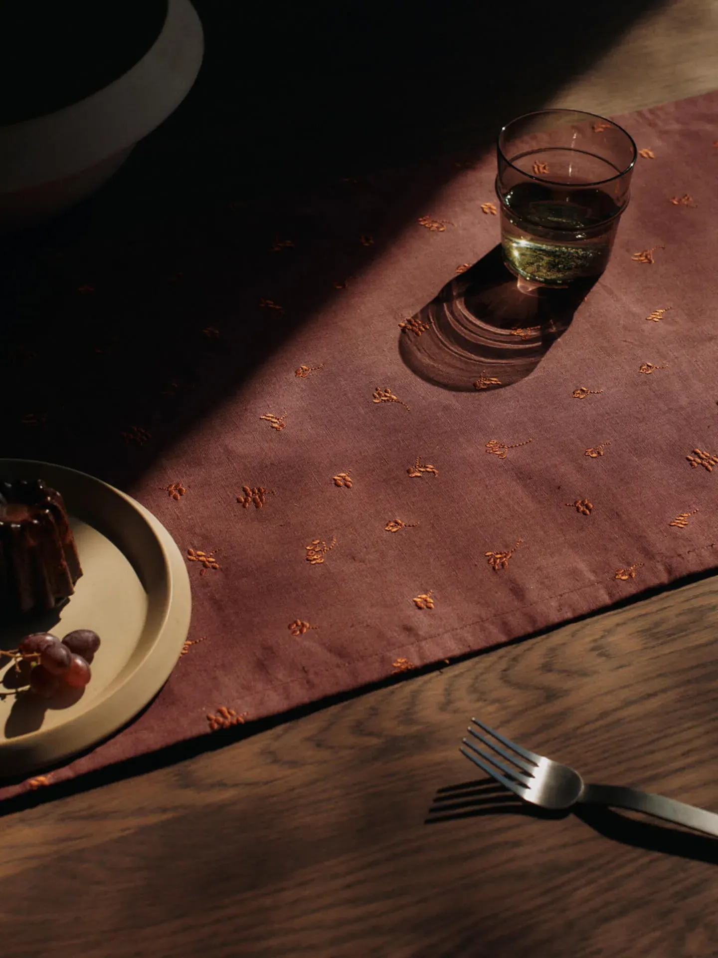 Baies Table Runner - Dark Grape/Picante Red, Linen alternate view