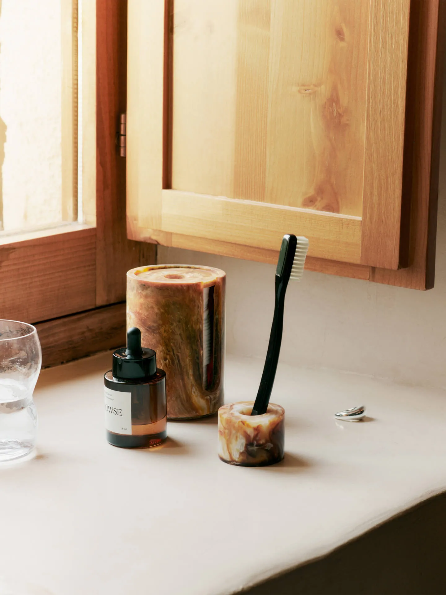 Mist Single Toothbrush Holder - Sugar Kelp, Marbled Resin alternate view