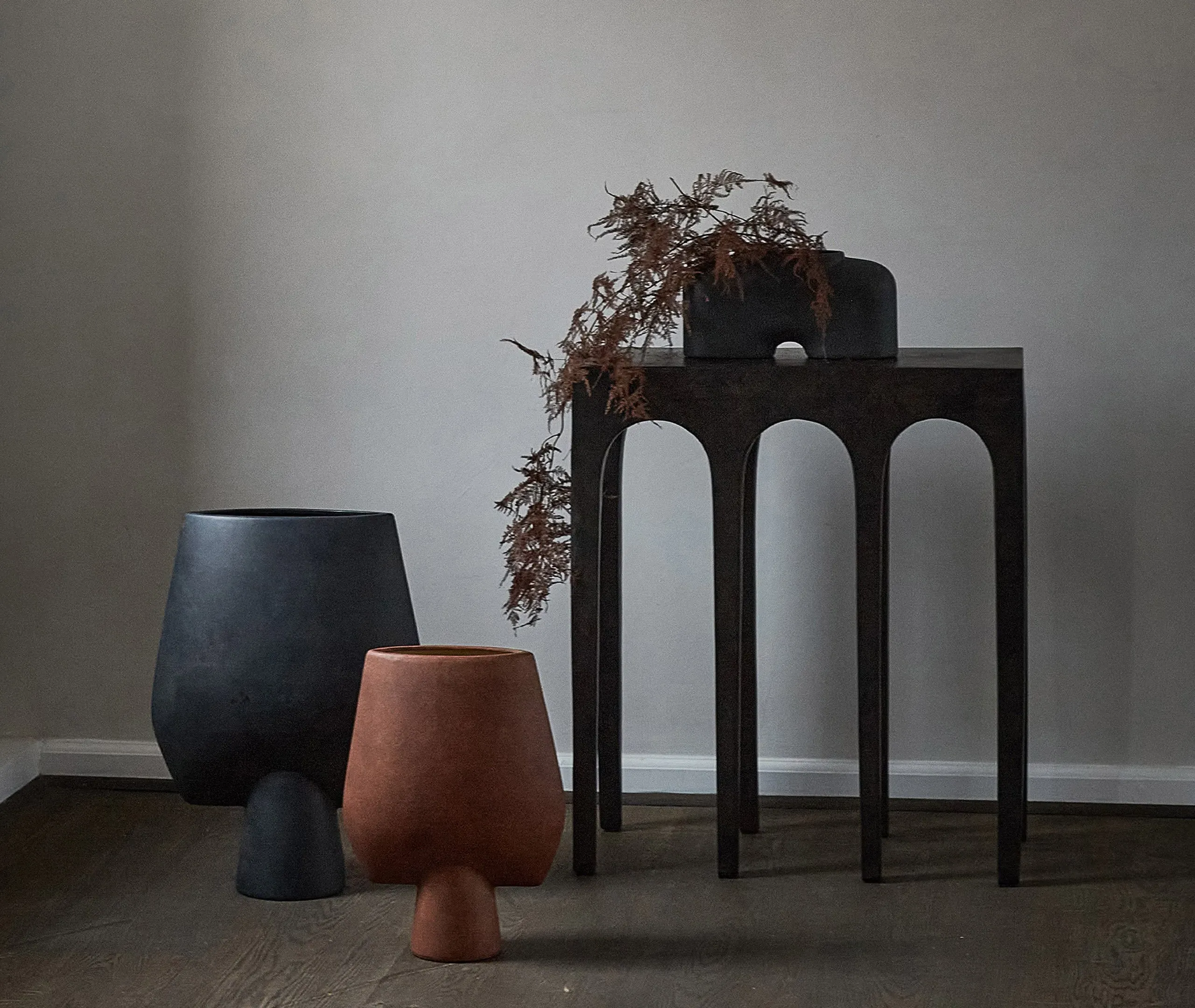 Medium Vase with Curved Design - Black, Ceramic