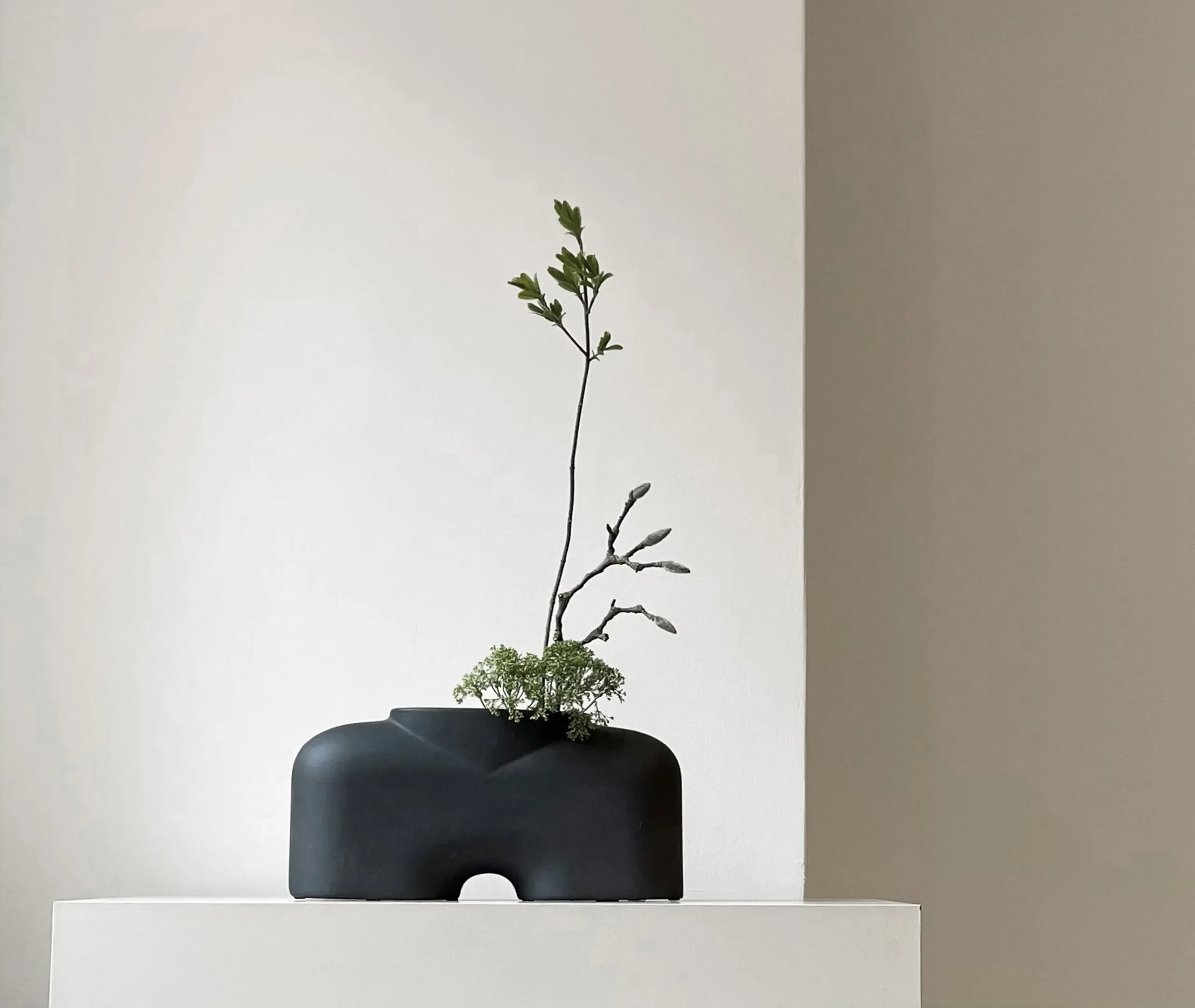 Medium Vase with Curved Design - Coffee, Ceramic