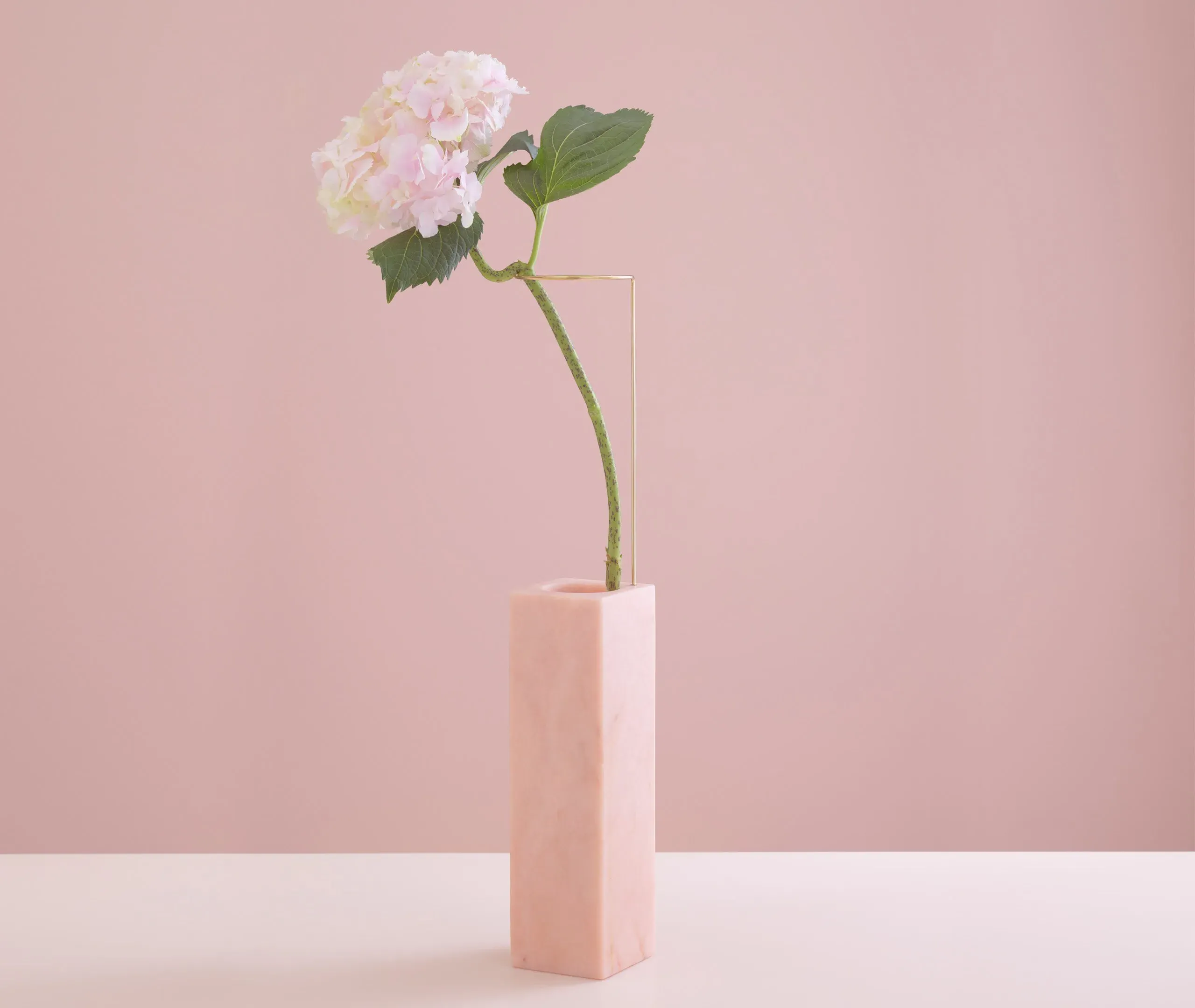 Posture Vase with Wire Structure - Pink, Marble