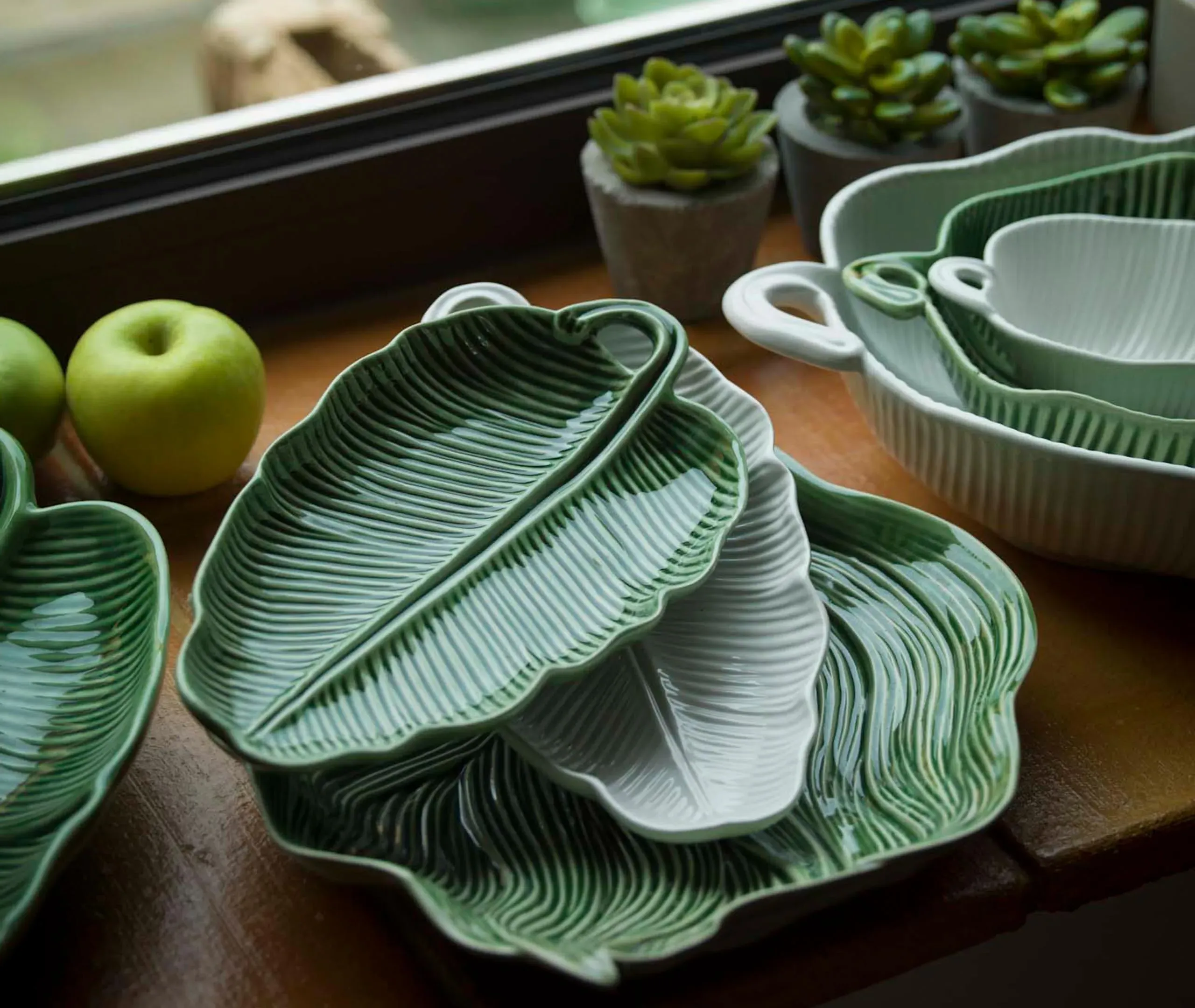 Leaf-Shaped Salad Bowl - Green, Ceramic