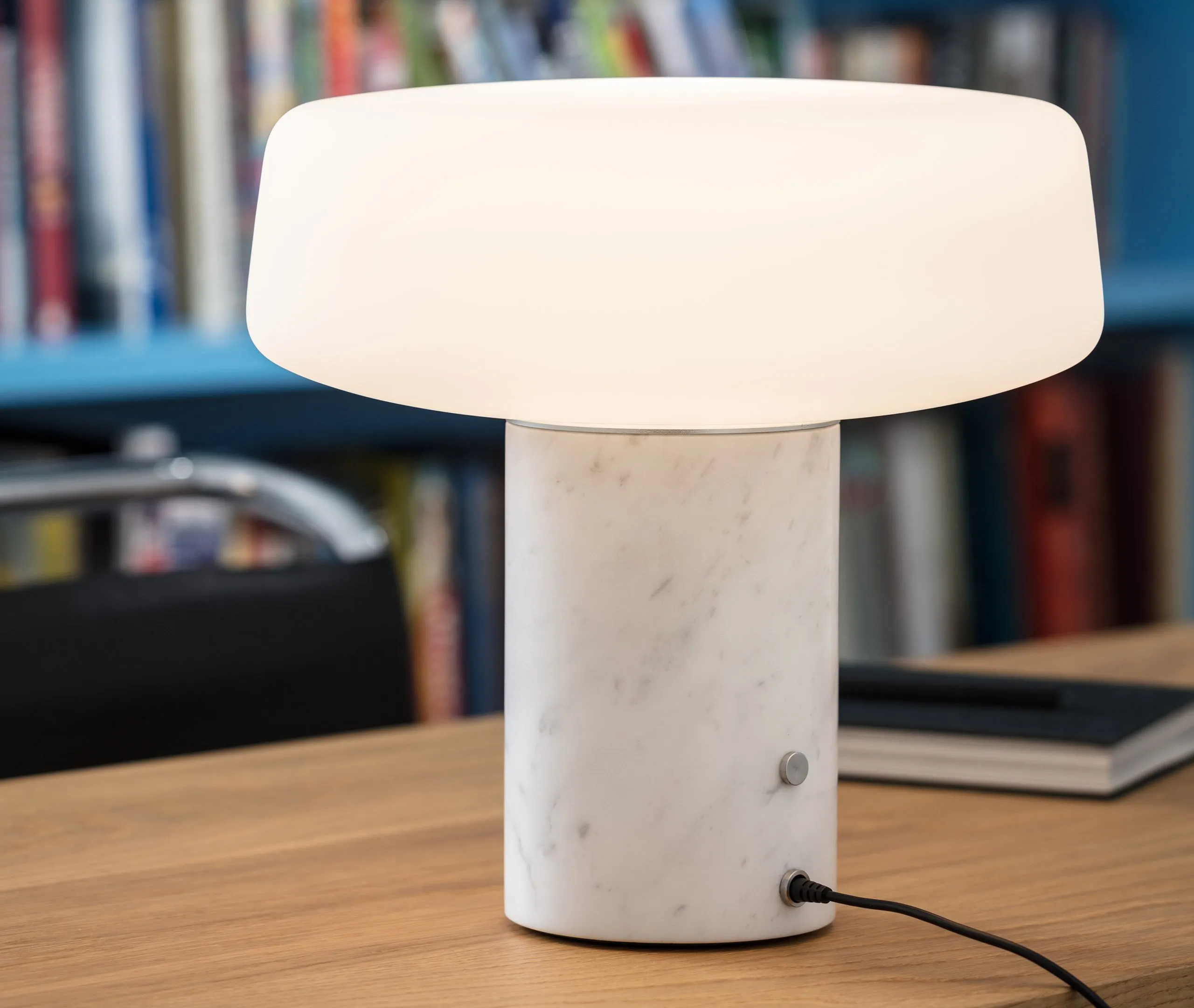 Solid Large Table Light EU Plug - Carrara Marble