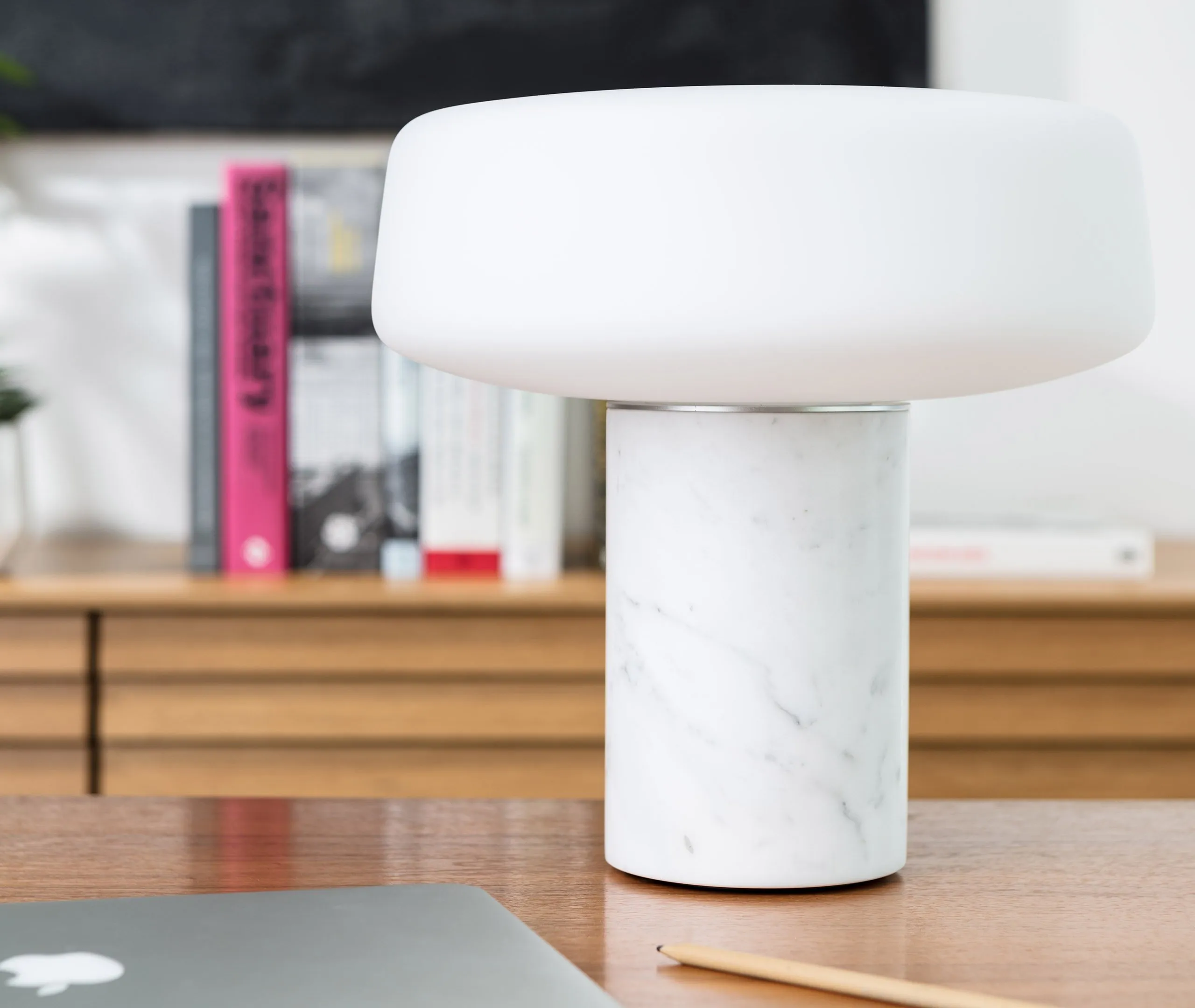 Solid Large Table Light EU Plug - Carrara Marble