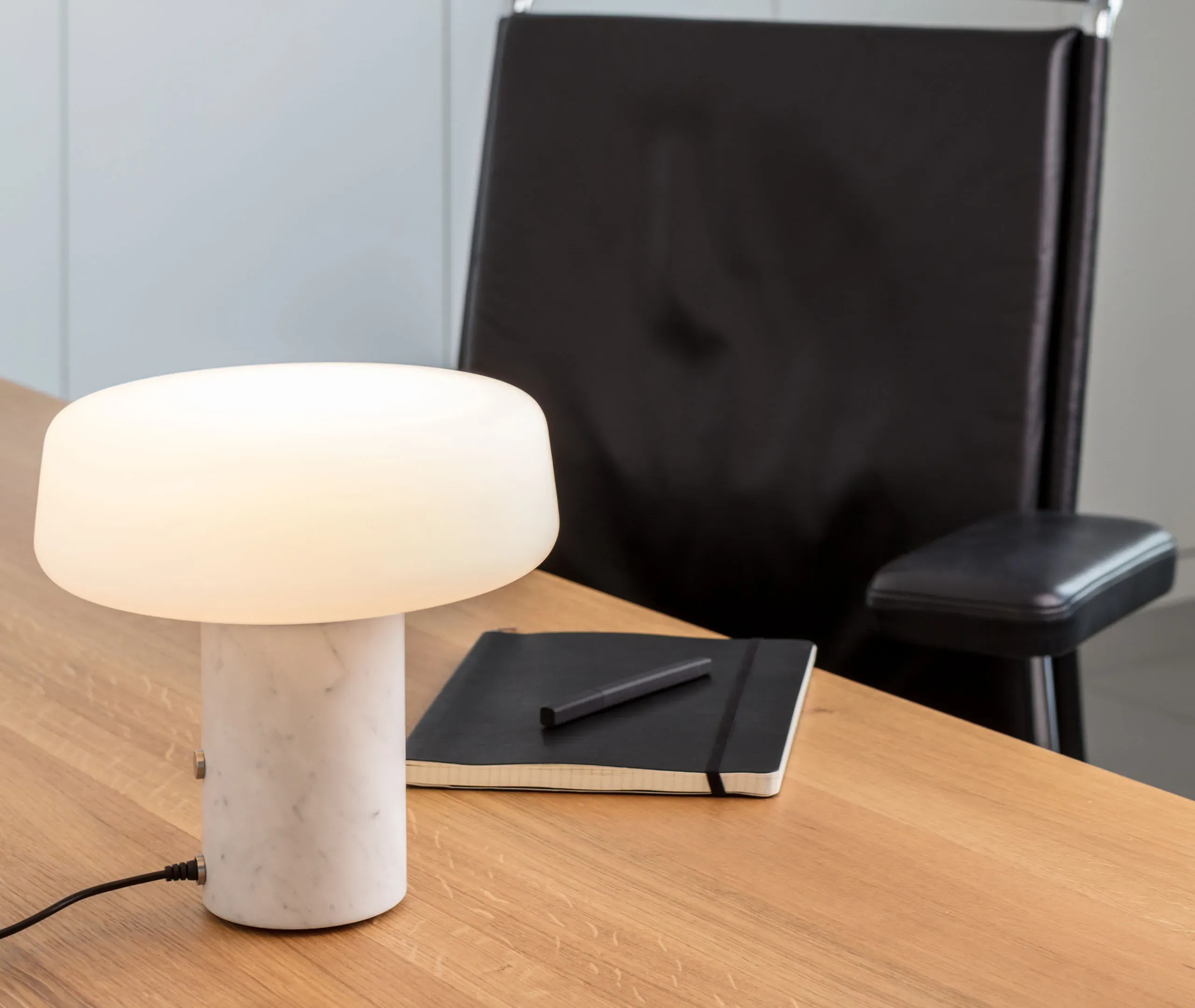Solid Small Table Light EU Plug - Carrara Marble