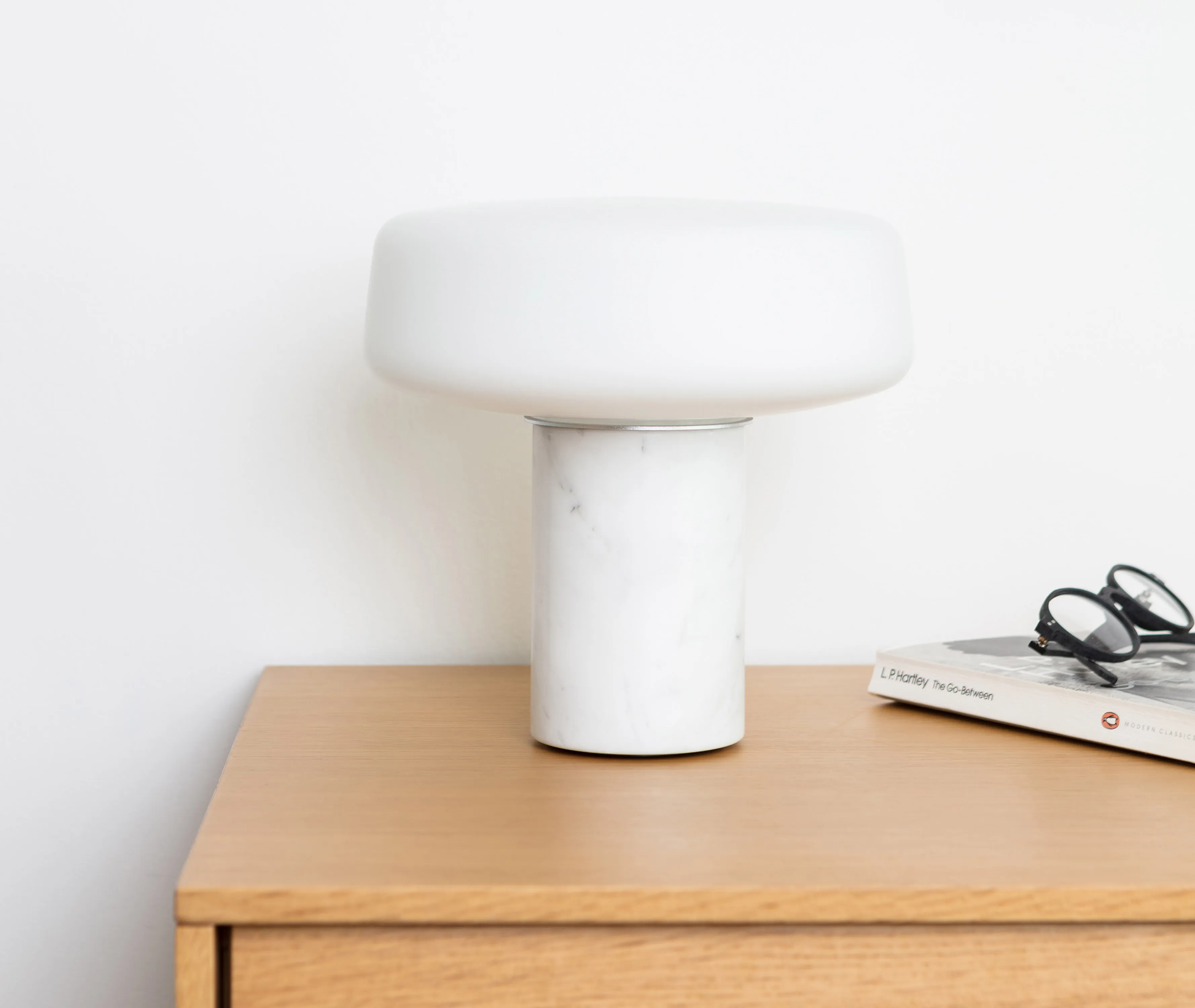 Solid Small Table Light US Plug - Carrara Marble