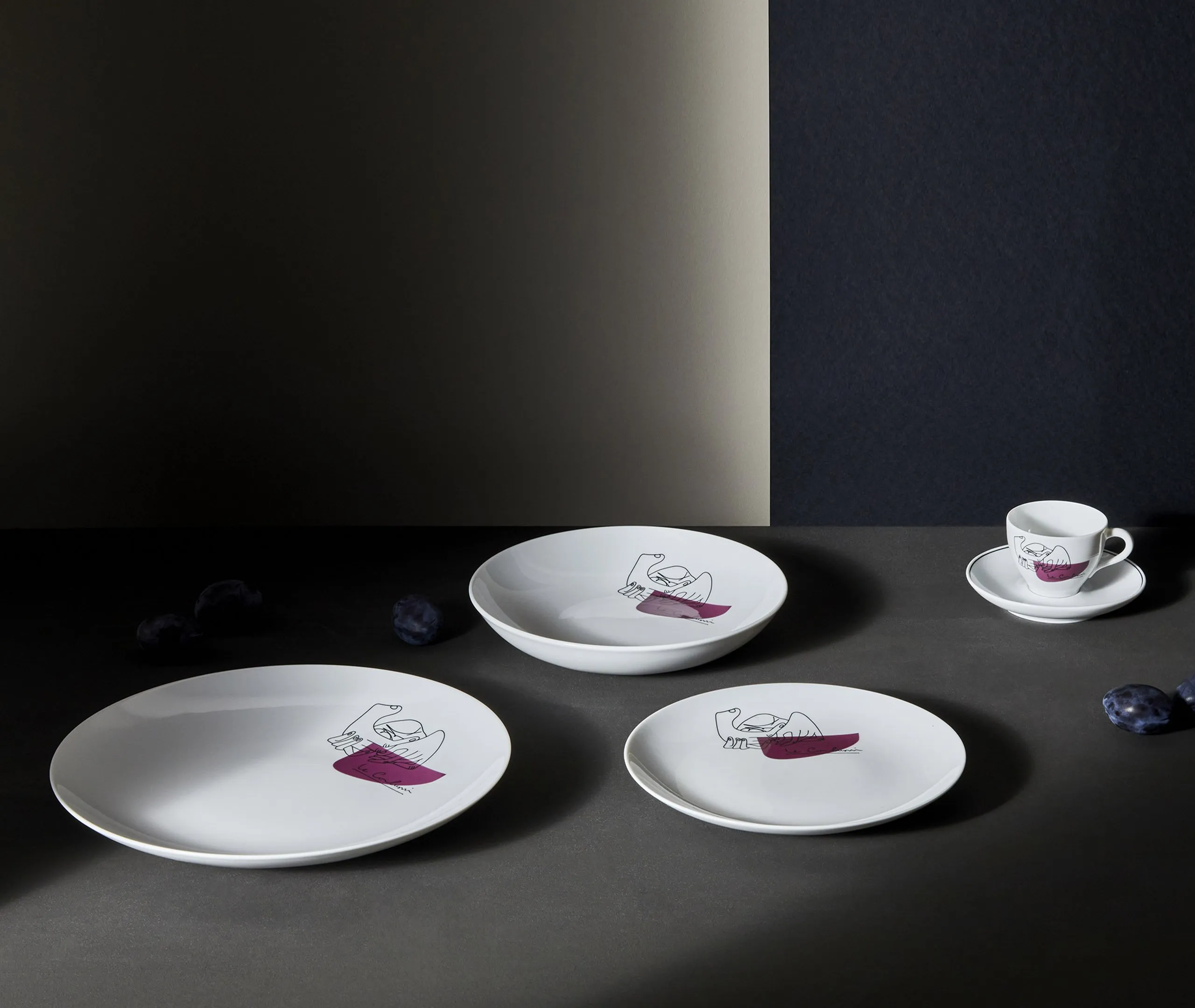 Set of 2 Soup Plates with Hand Motif - White