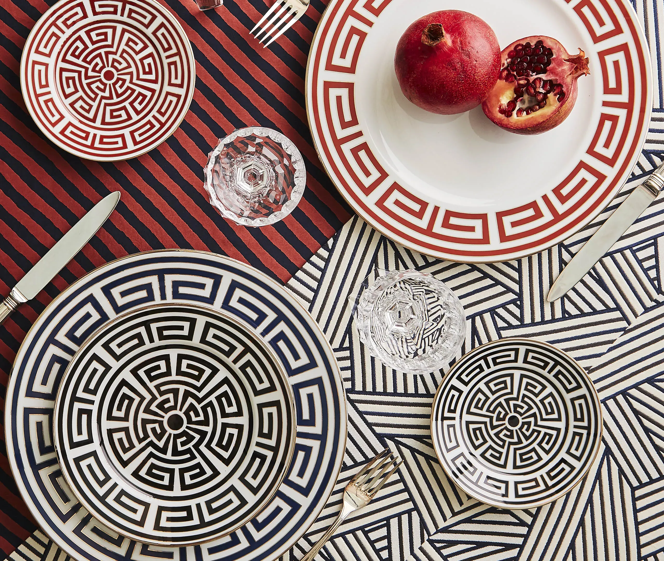 Labirinto Charger Plate - Black, Porcelain