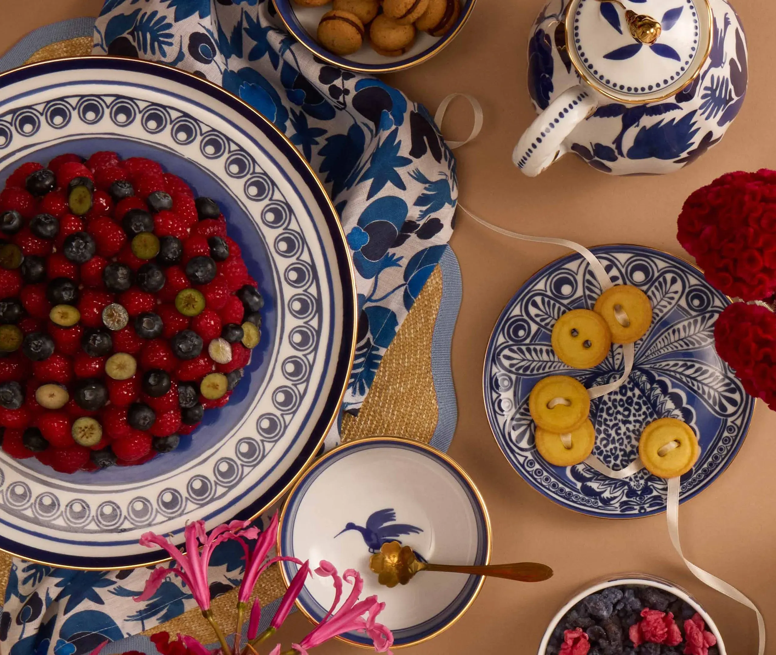 Cake Stand with Pineapple Design - Blue, Porcelain