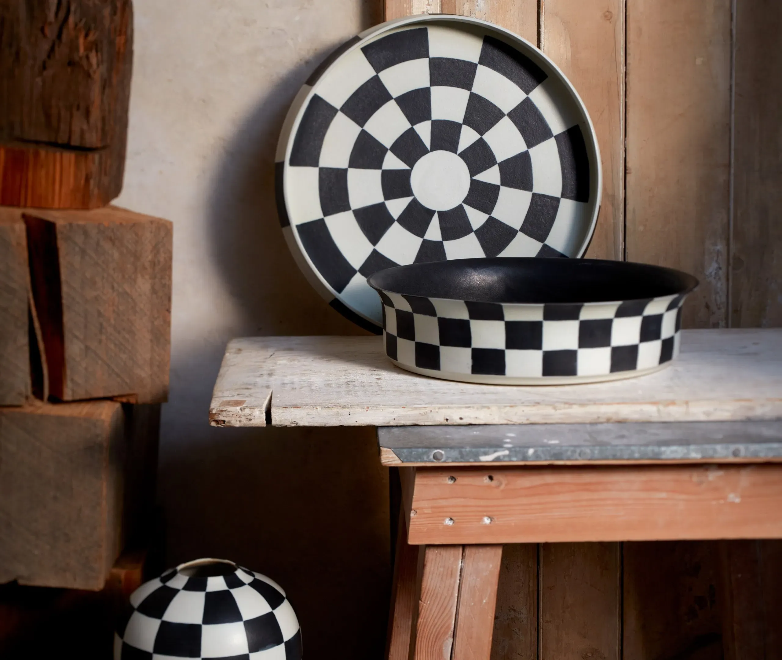 Round Platter Checkerboard Pattern - Black
