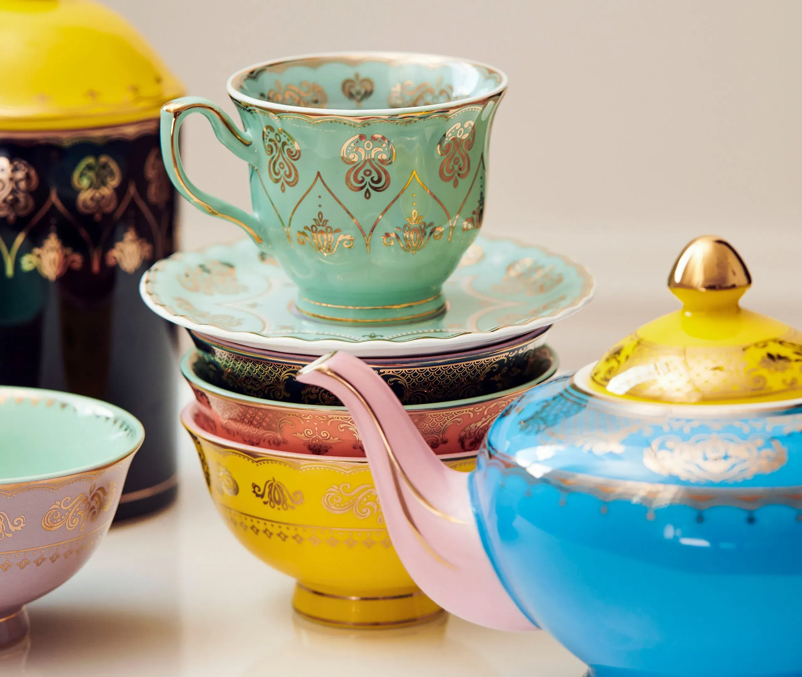 4-Piece Tea Cup Set with Saucers - Multicolor