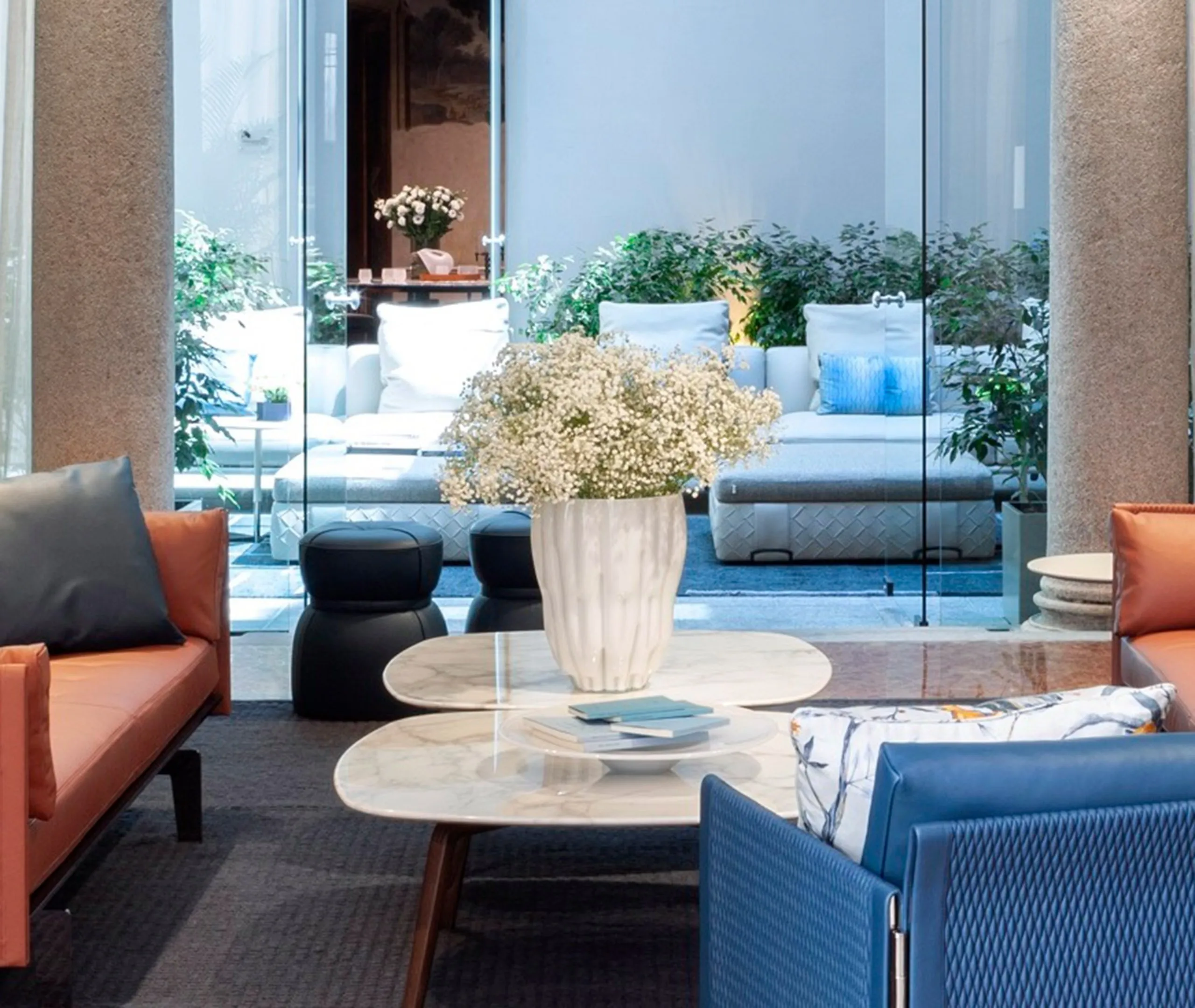 Marianne Large Vase - Milk-white, Glass