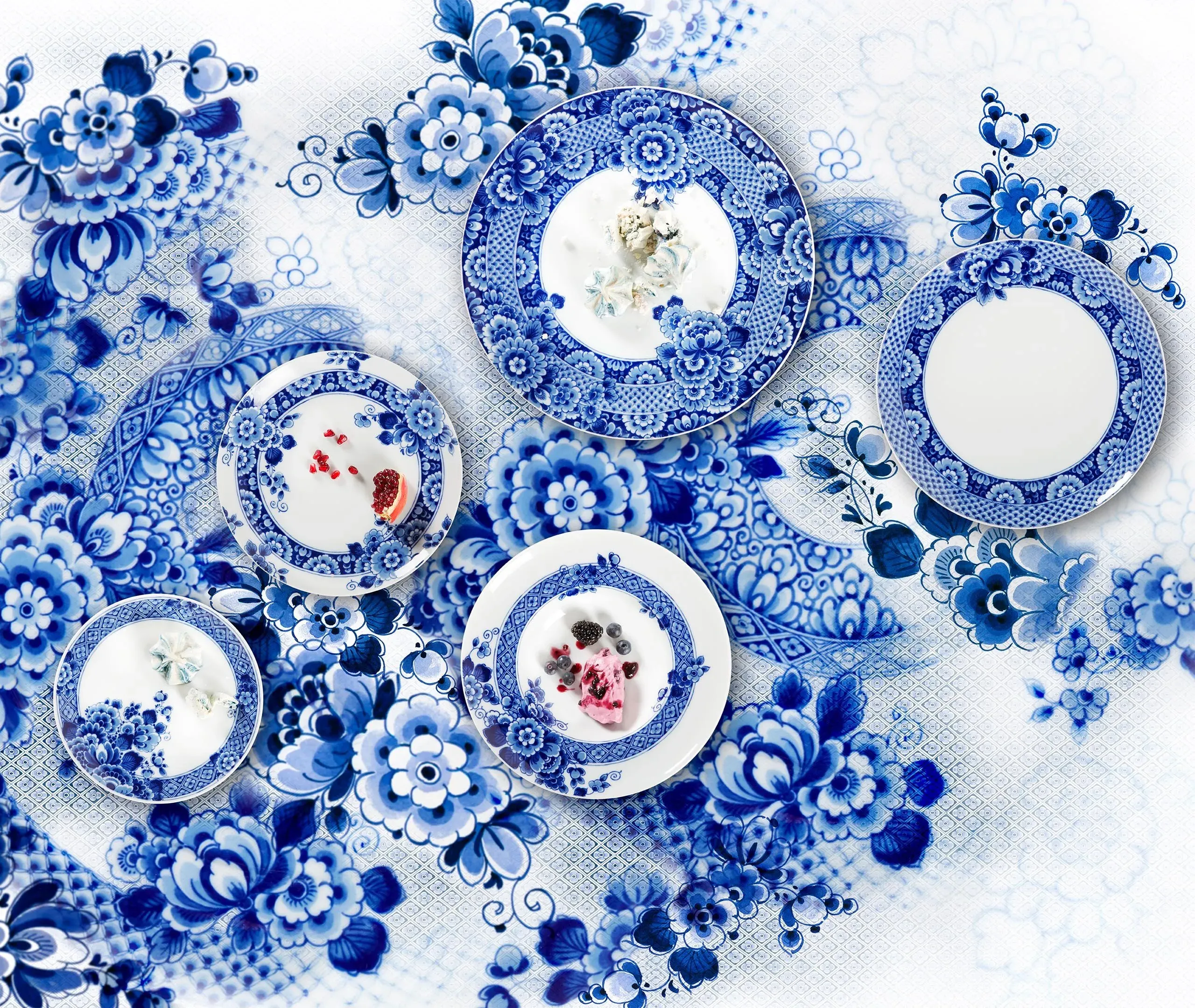 Cake Stand with Sculptural Design - Blue, Porcelain