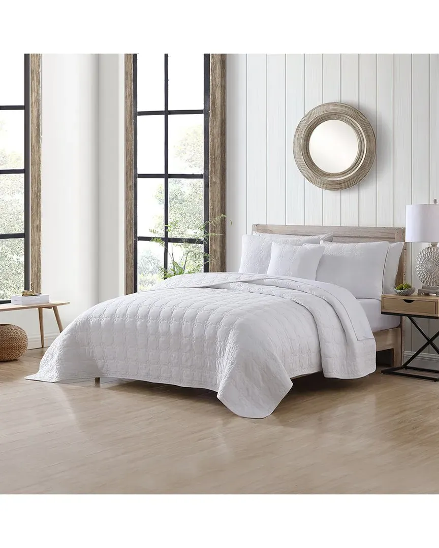 Floral Trellis Reversible Quilt Set with Bonus Pillow - White image