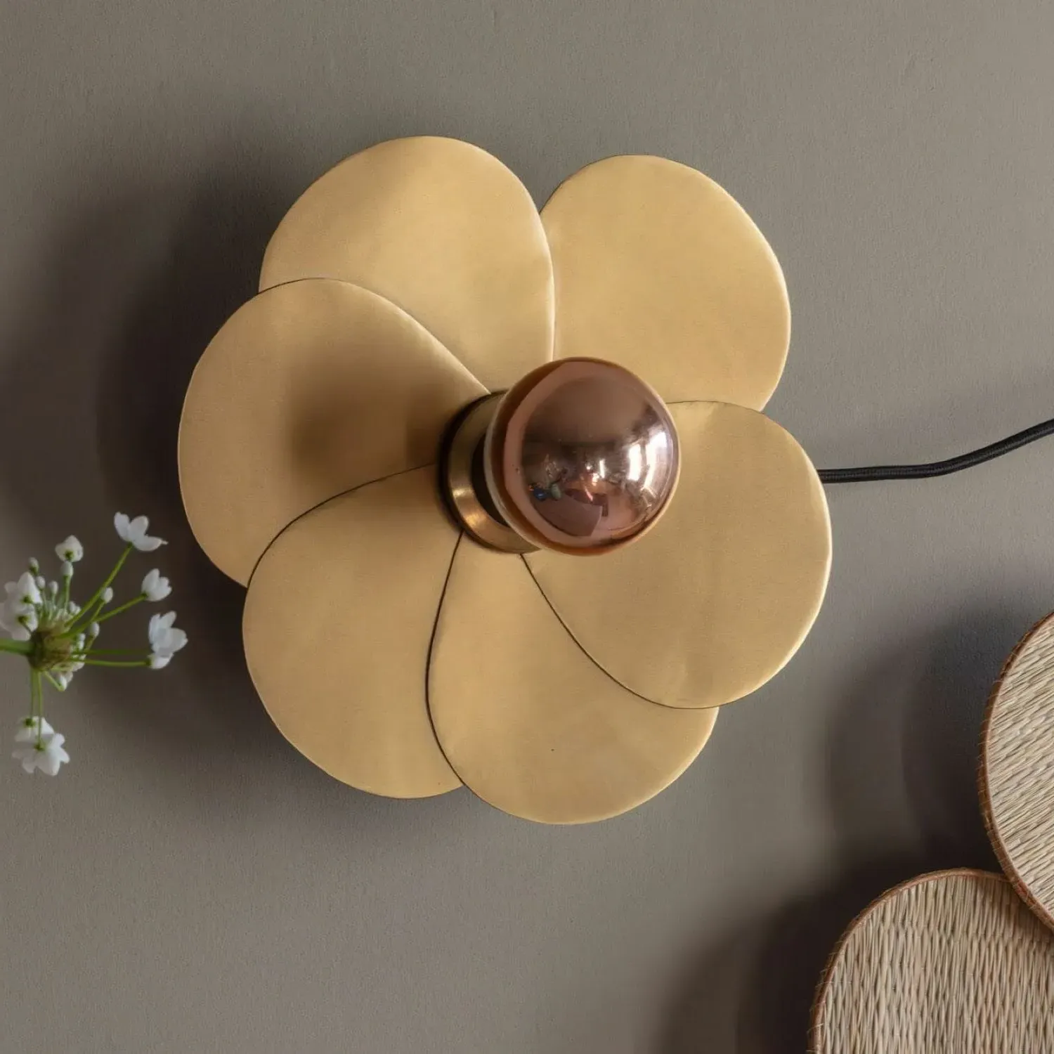 Petal Brass Wall Lamp image