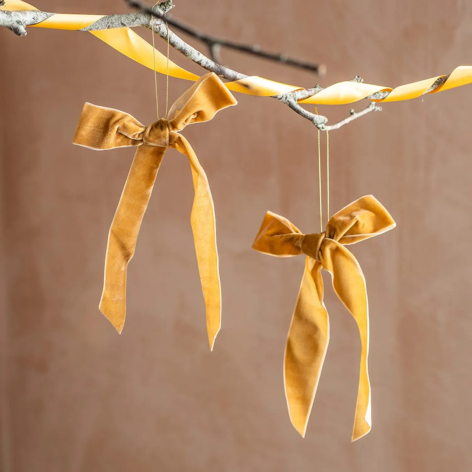 Set of Two Velvet Bows - Gold image