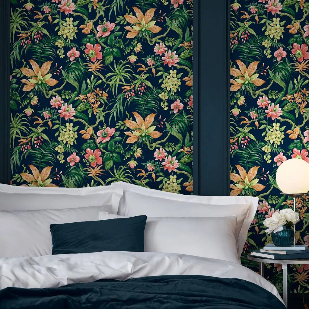 Tesronto Navy Floral Wallpaper - Navy